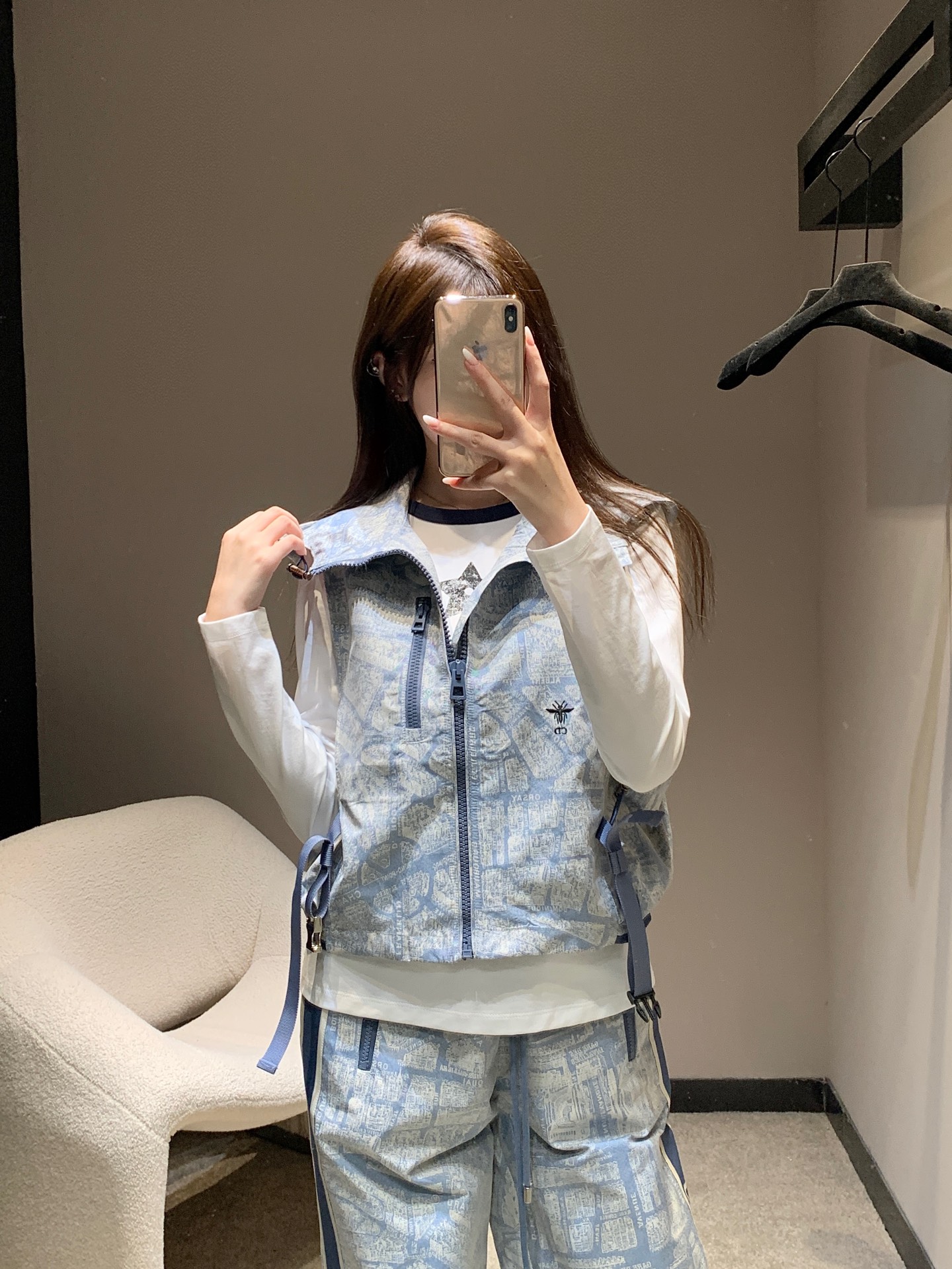 NO:471191,Dio* 25Fw early autumn new style, classic printed charge vest丨Exclusive high-end production!  Gray-blue Paris Montaigne series patterned taffeta jacquard fabric, versatile and fashionable and high-end style!  A must-have artifact for wardrobe!  The 3D three-dimensional tailoring makes the upper body look slim, and it is highly recommended to keep it yourself!  Workmanship quality depends on the details. S/M/L is available in stock, dior, alexander wang19860909Dio* 25Fw早秋新款 经典印花冲锋马甲丨独家高版出品！灰蓝色巴黎蒙田大道系列图案塔夫绸提花面料,版型百搭时髦又高级！衣橱必备神器！3D立体剪裁上身巨显瘦,强烈推荐自留款！做工品质看细节.现货发售S/M/L,,dior,alexander wang,Women's clothing