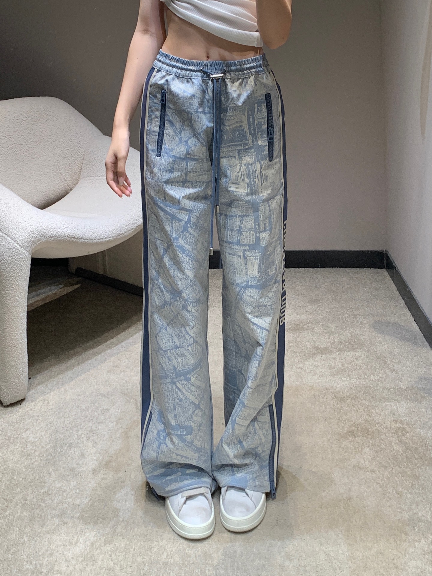 NO:471180,Dio* 25Fw early autumn new style, classic elastic waist printed trousers | Exclusive high-end production!  Gray-blue Paris Montaigne series patterned taffeta jacquard fabric, versatile and fashionable and high-end style!  A must-have artifact for wardrobe!  The 3D three-dimensional tailoring makes the upper body look slim, and it is highly recommended to keep it yourself!  Workmanship quality depends on the details. S/M/L is available in stock, dior, alexander wang19860909Dio* 25Fw早秋新款 经典松紧腰印花长裤丨独家高版出品！灰蓝色巴黎蒙田大道系列图案塔夫绸提花面料,版型百搭时髦又高级！衣橱必备神器！3D立体剪裁上身巨显瘦,强烈推荐自留款！做工品质看细节.现货发售S/M/L,,dior,alexander wang,Women's clothing