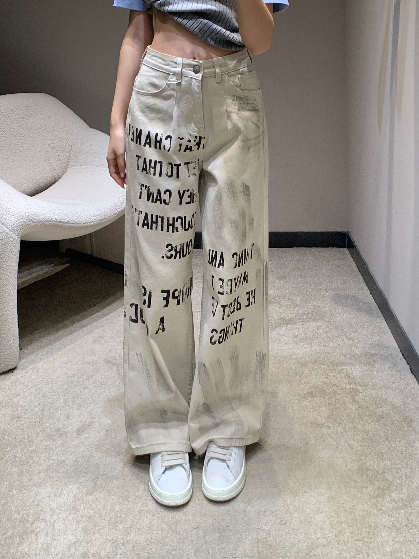 NO:472128,Chane* 25Fw early autumn new style, graffiti letter straight jeans | Exclusive high-end production!  Imported cotton denim material, soft and comfortable fabric, straight-tube style design of graffiti letters, customized hardware accessories, high waist style, loose straight-tube, high-slim, long legs, can be controlled by any body shape, versatile and fashionable high-end products are available in stock, S/M/L, chanel, jeans, alexander wang19860909Chane* 25Fw早秋新款 涂鸦字母直筒牛仔裤丨独家高版出品！进口全棉牛仔材质 面料柔软舒适 涂鸦字母直筒版型设计 定制五金配件 高腰版型直筒宽松 显高显瘦显腿长 任何身形都可驾驭 百搭时髦高级单品现货发售S/M/L,,chanel,jeans,alexander wang,Women's clothing