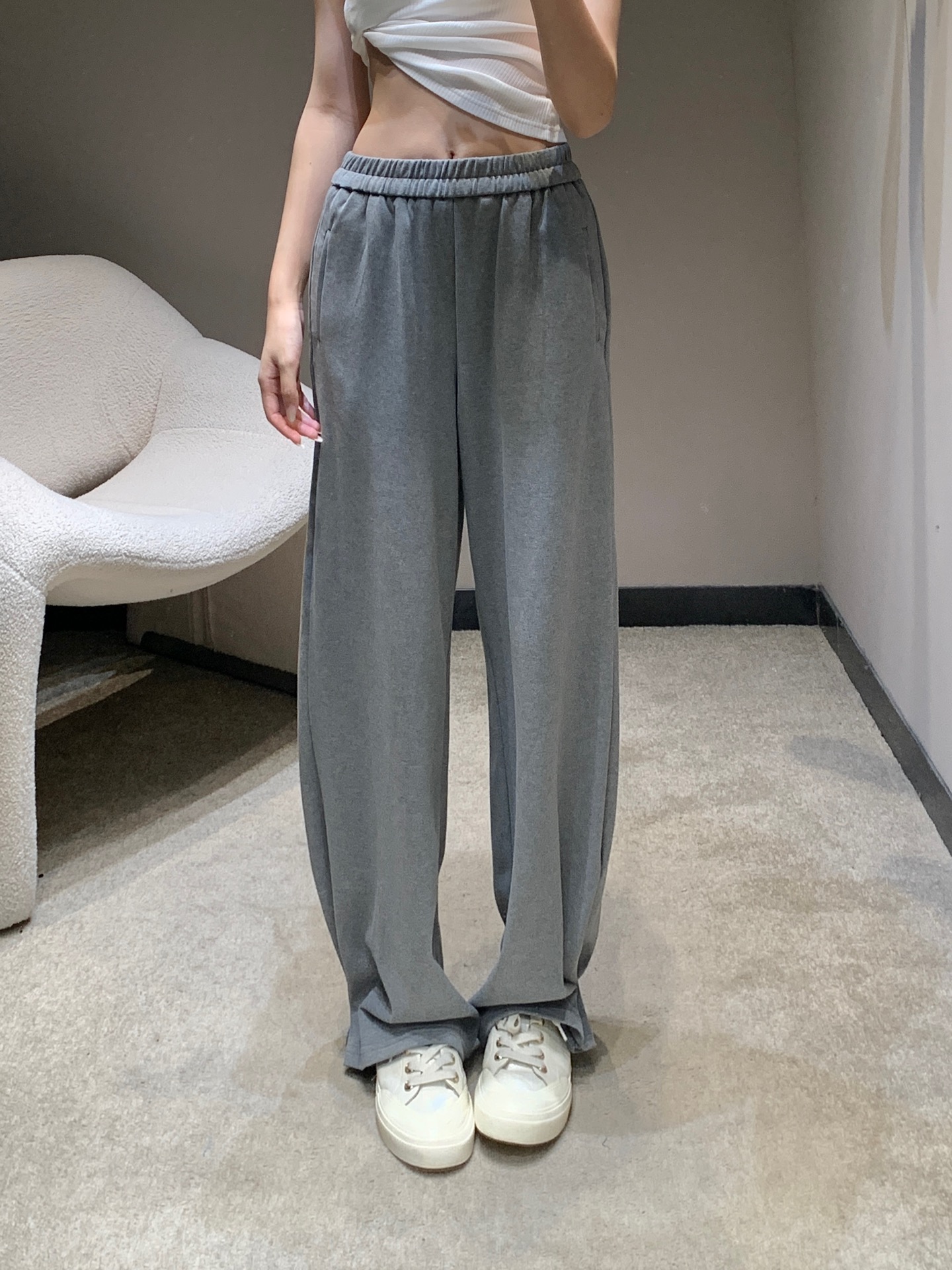 NO:471224,Niche designer brand 25Fw early autumn new style, elastic waist trousers with tie-fitting feet trousers | Exclusive high-end production!  Full of high-end feeling!  Elastic waist design, strong tolerance for waist circumference, easy to wear, imperfect leg shape, slimming and straight legs, suitable for girls of all figures, clean and neat loose style, with a casual and unruly street laziness, cool and cool, the whole loves to live in daily street matching rate is super high!  S/M/L, alexander wang19860909小众设计师品牌 25Fw早秋新款 束带脚口松紧腰长裤丨独家高版出品！高级感十足！松紧腰设计 对腰围的包容性强巨好穿 丸救不完美腿型 显瘦显腿直 适合各种身材的女孩 干净利落的宽松版型 自带随性不羁的街头慵懒感 又酷又飒简直整个爱住日常出街搭配率超高！现货发售S/M/L,,alexander wang,Women's clothing