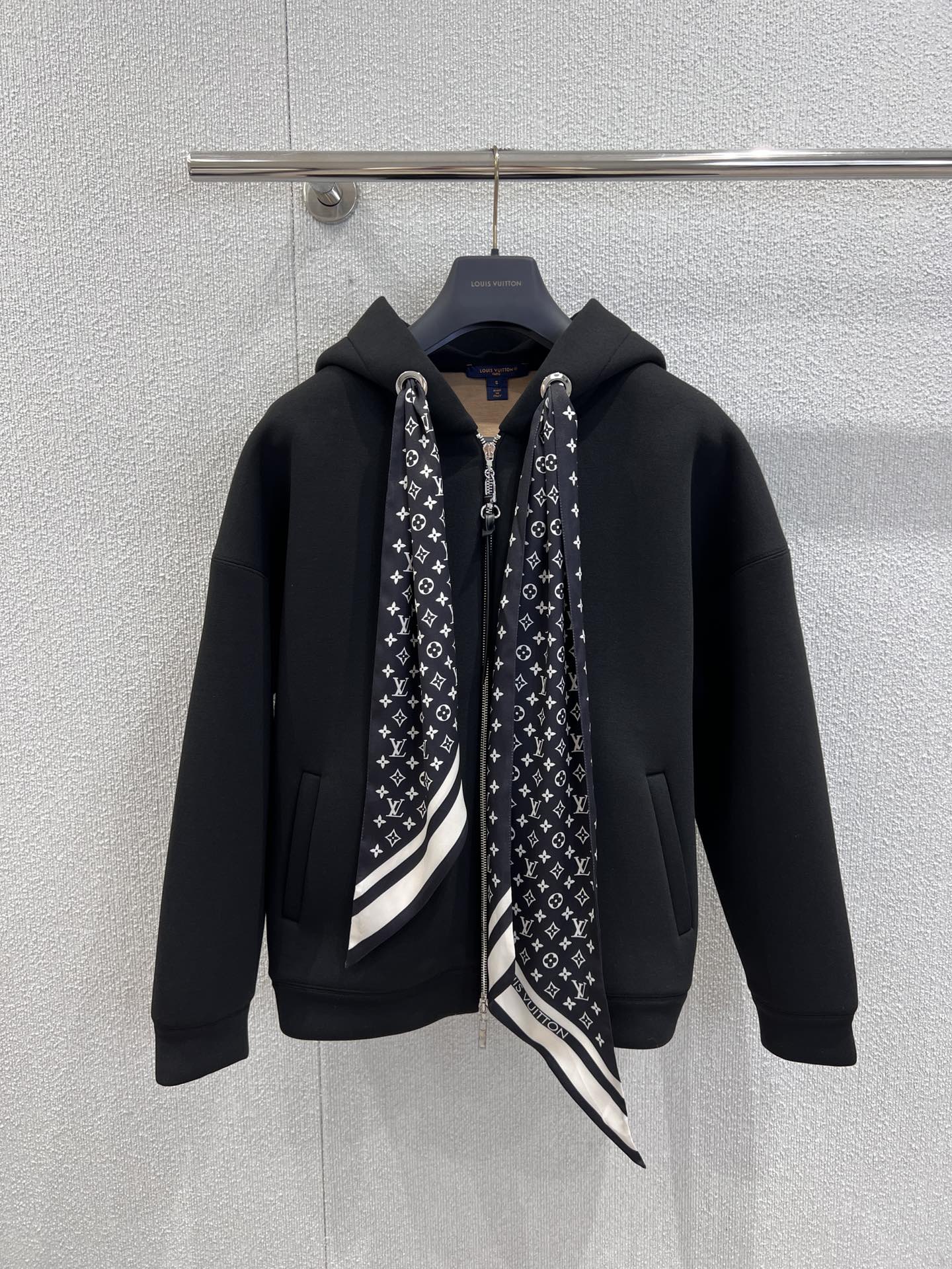 NO:471211,Half jacket supports replacement Louis Vuitto* 25Fw early autumn new model MONOGRAM scarf zippered hooded jacket + scarf skirt suit | Exclusive yb development!  High-end production!  This hooded jacket meets the iconic elements of the season show, and uses double-sided composite silk-clad fabric to create a comfortable and loose fit. The neckline structure is similar to Monogram scarf. The scarf is made of silk, and the hood reveals the label!  Recommend a set of matching!  Perfect workmanship quality depends on details, S/M/L real photos of S/M/L on sale in stock, louis vuitton, skirts, jackets & coats, real silk, hats, alexander wang19860909半 外套支持换款 Louis Vuitto* 25Fw早秋新款 MONOGRAM丝巾拉链款连帽外套+丝巾半裙套装丨独家yb开发！高版出品！本款连帽外套邂逅当季秀场的标志性元素,以双面复合夹丝面料裁出舒适宽松版型.领口结构恰似Monogram丝巾,丝巾是真丝材质的,兜帽跃现标签！推荐一套搭配！完美做工品质看细节,现货发售S/M/L实拍细节图,,louis vuitton,skirts,jackets & coats,real silk,hats,alexander wang,Women's clothing