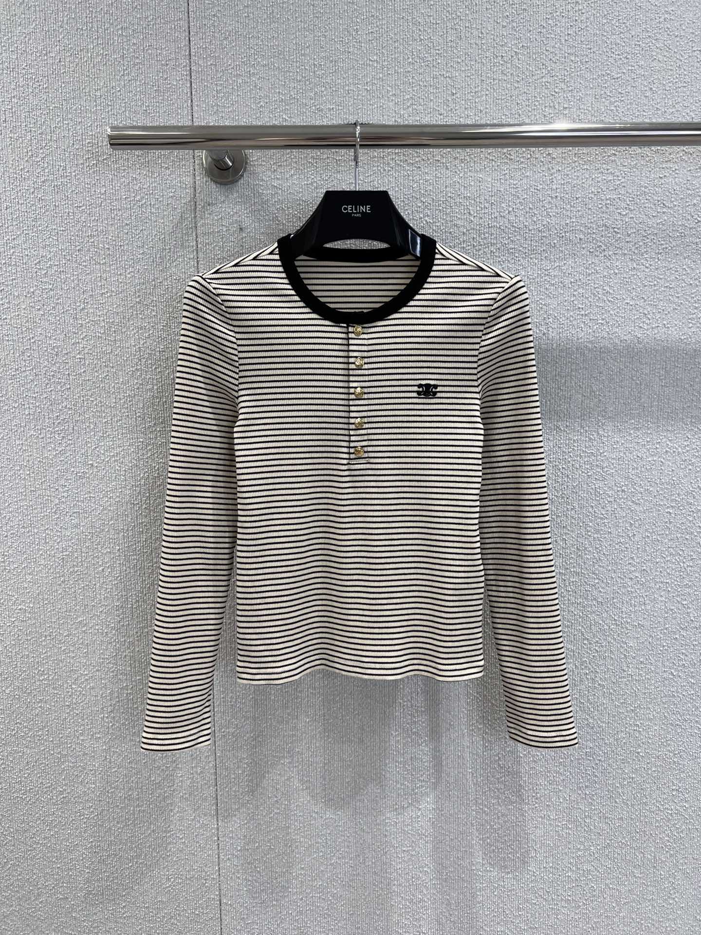 NO:471187,Support for replacement Celin* 25Fw early autumn new style Arc de Triomphe embroidered collar contrasting striped long-sleeved T-shirt | Exclusive yb development!  High-end production!  Classic among classics, simple and high recognition. The embroidery embroidery on the chest highlights the classic elements of the brand logo. Regular style tailoring design shows the simple vitality and contemporary aesthetic personality design. It is more suitable for daily casual outfits, presenting simple and exquisite daily practical styles on sale. S/M/L real-life details pictures, celine,tees, t-shirt,alexander wang19860909支持换款 Celin* 25Fw早秋新款 凯旋门刺绣衣领撞色条纹长袖T恤丨独家yb开发！高版出品！经典中的经典 简约高辨识度 胸口徽标刺绣点缀彰显品牌标志经典元素常规版型剪裁设计展示简约活力与当代审美个性的设计美学,更能适以日常休闲穿搭,呈现简约精致日常实穿款式现货发售S/M/L实拍细节图,,celine,tees，t-shirt,alexander wang,Women's clothing