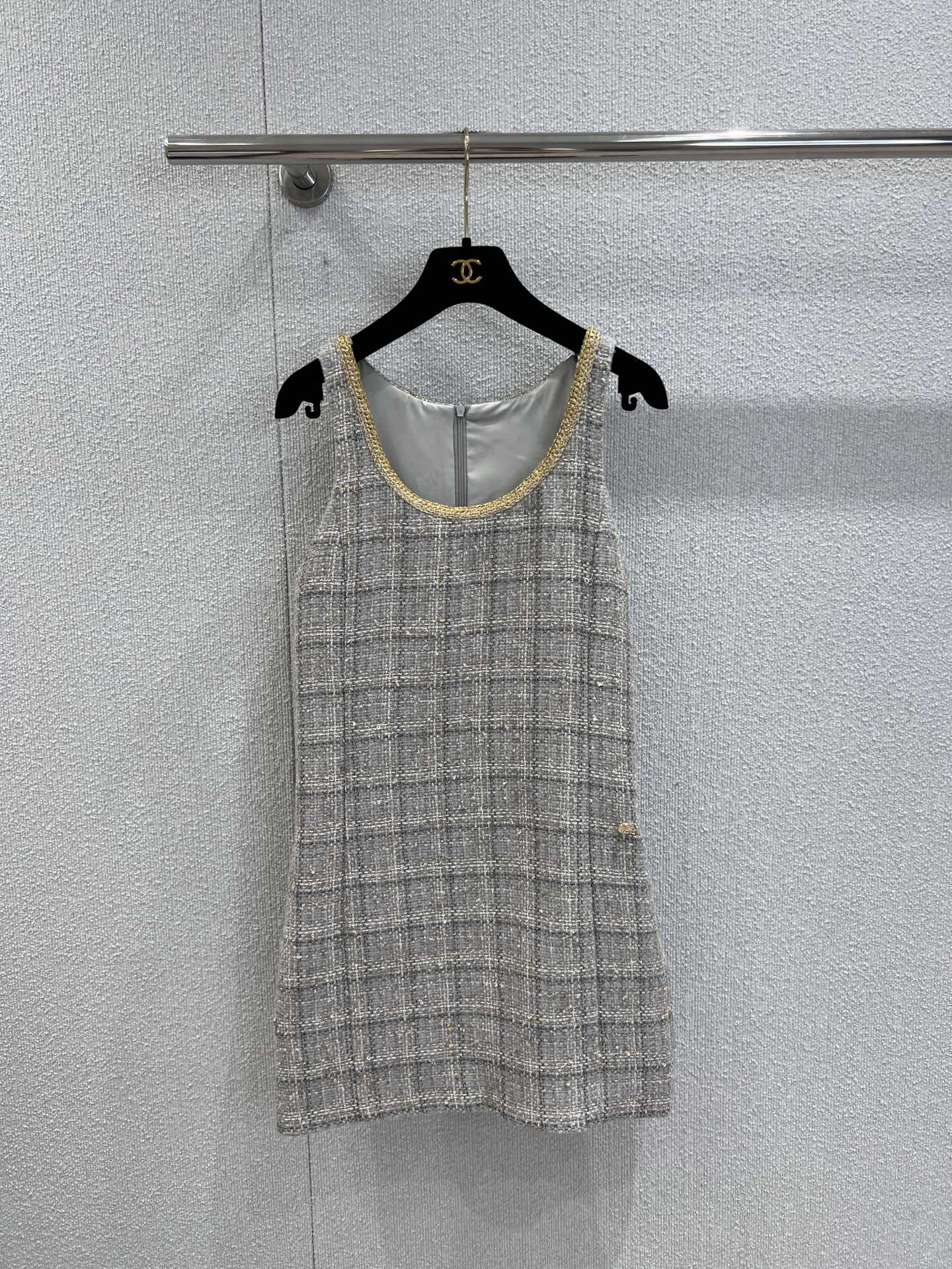 NO:472146,Support for replacement Chane* 25B high-end handicraft workshop series new style, woven vest dress with edge tie 丨Exclusive high-end production!  Imported coarse wool woolen material with obvious texture. The wool material is visible to the naked eye. The texture is excellent. The rough striped wool fabric creates a famous style. The exquisite rice-gold wool texture shows freshness and elegance. The neckline is surrounded by gold wire braided edge decoration. Elegant and charming. It echoes the double C-print round button. Rich design layering. The temperament is elegant. The first choice for fashionable and exquisite outfits. S/M/L real-life details pictures are available in stock. Chanel, skirts, alexander wang.19860909支持换款 Chane* 25B高级手工坊系列新款 捆边编织背心连衣裙丨独家高版出品！进口粗纺羊毛呢材质 肌理明显 毛料肉眼可见 质感上乘 粗花条纹毛呢面料打造名媛风典范 精致米金色系编织纹理 尽显清新脱俗 奢华不失雅致 领口环绕金丝编织捆边装饰 优雅迷人 与双C印刻圆扣呼应 丰富设计层次感 穿搭气质优雅 时髦精穿搭首选 现货发售S/M/L实拍细节图,,chanel,skirts,alexander wang,Women's clothing