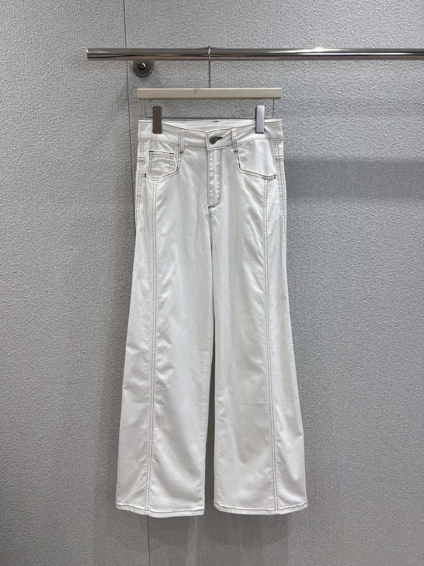 NO:472082,Support replacement, designer model, 25Fw early autumn new model, white denim wide-leg pants丨Exclusive high-end production!  The upper body is a veritable leg girl. The texture of the pants is really amazing. The right trouser length stretches the leg lines to create neat and long legs!  It looks very slim, A and cool, everyday match with various tops can easily show a fashionable and powerful look without any leg-striking shape. You can wear all your figures!  Whoever wears it has thin straight and long legs!  It's really easy to wear and it's very popular!  Big recommendation!  S/M/L real photos of S/M/L, alexander wang19860909支持换款 设计师款 25Fw早秋新款 白色牛仔阔腿裤丨独家高版出品！上身就是名副其实的腿精女孩,裤型质感真的绝了直筒裤型 恰好的裤长 拉伸腿部线条 营造利落大长腿！巨显瘦 又A又飒日常搭配各种上衣都能轻松穿出时尚达人感不挑腿型 什么身材通通可以穿！谁穿谁是细直大长腿！ 真的好穿到不行 而且出镜率很高！重磅推荐！现货发售S/M/L实拍细节图,,alexander wang,Women's clothing