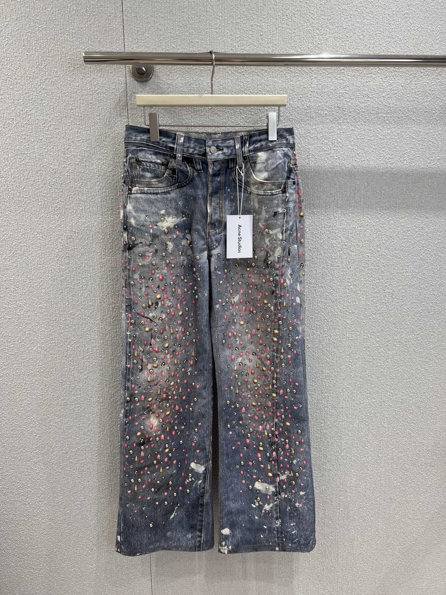 NO:471276,Recommended for changing the orders. Acne Studio*s 25Fw early autumn new style. Nanqingshan limited capsule series riveted jean trousers | Exclusive yb development!  High-end production!  A limited edition with super cool upper body, a pair of super washable jeans!  The old background color has a retro feel, 3D printing ink splash + nearly 500 nail drilling craftsmanship is crazy, the artistic sense of colored pigments splashing, and the collision with blingbling diamond decoration, the trend is unique, grasp the street personality ~ 34/36/38 real-time details pictures, acne studios, alexander wang19860909支持换款爆单推荐 Acne Studi*s 25Fw早秋新款 南青山限定胶囊系列铆钉牛仔长裤丨独家yb开发！高版出品！上身超级帅的限定款 一条超绝水洗牛仔长裤！做旧底色自带复古感,3D打印泼墨+近500颗钉钻工艺疯狂炸场,彩色颜料飞溅的艺术感,和blingbling 钻饰碰撞,潮流又独特,把街头个性狠狠拿捏～现货发售34/36/38实拍细节图,,acne studios,alexander wang,Women's clothing