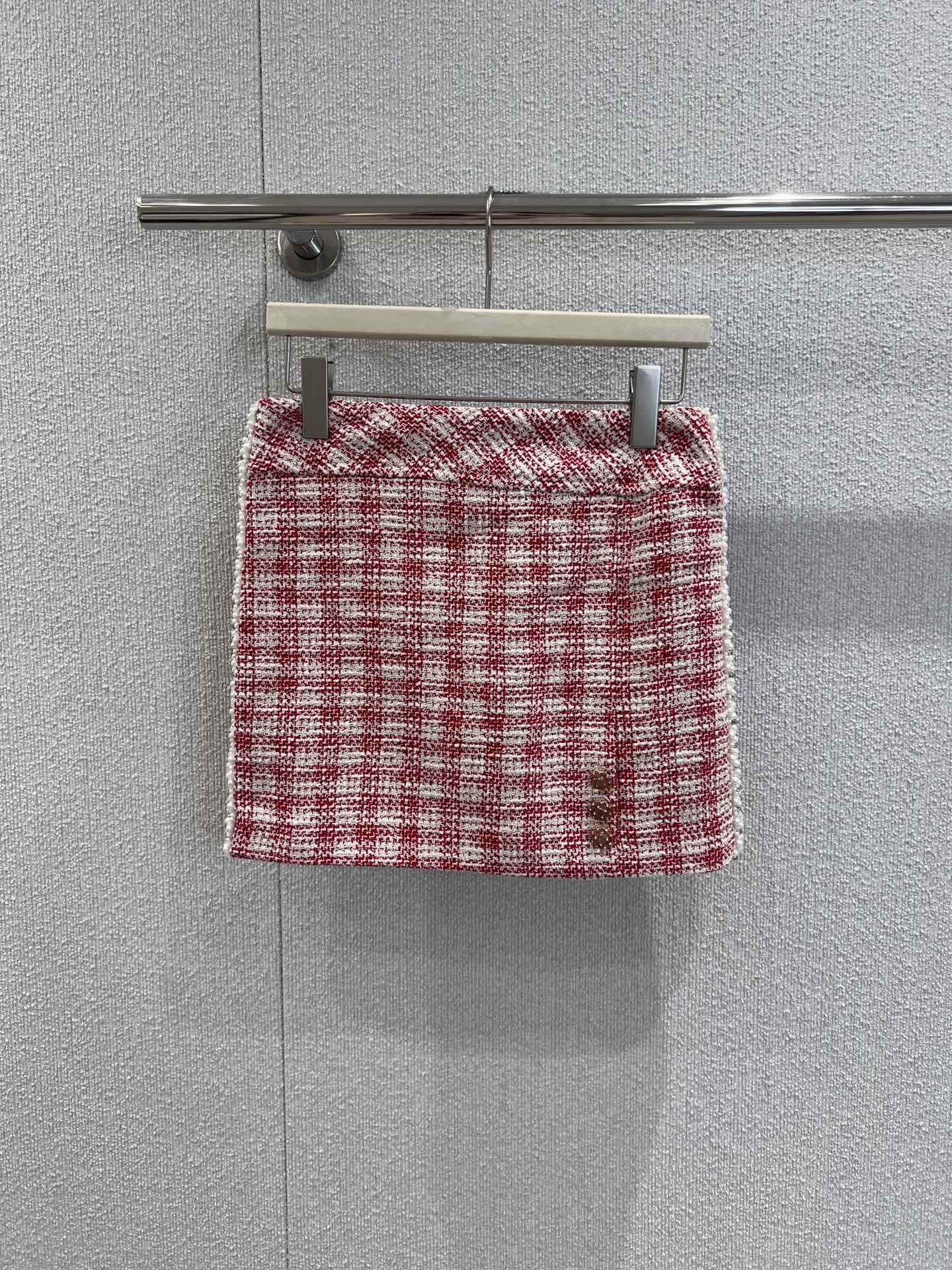 NO:474179,Support for replacement Chane*25Fw early autumn new style, high-quality texture, beaded edge wool coarse short skirt丨Exclusive high-end production!  Perfectly showing off a good figure and walking on the road, it is also very eye-catching. The A-shaped style is not picky at all. It immediately lengthens the body, modifys the lines and adds a sense of fashion!  Taking pictures is absolutely photogenic. The upper body is so nice!  Easy to grasp the advanced aura [666] The workmanship is really amazing. Fashion items that cannot be rejected~ S/M/L real-life detailed pictures, chanel, skirts, alexander wang19860909支持换款 Chane*25Fw早秋新款 高级质感钉珠边羊毛粗纺短半裙丨独家高版出品！完美的展示出好身材走在路上也超吸睛A字版型完全不挑人 立马拉长身形 修饰线条同时又增添时髦感！拍照也是绝对的上镜 上身太nice了！高级气场轻松拿捏[666]做工真的超级赞 无法拒绝的时尚单品～现货发售S/M/L实拍细节图,,chanel,skirts,alexander wang,Women's clothing