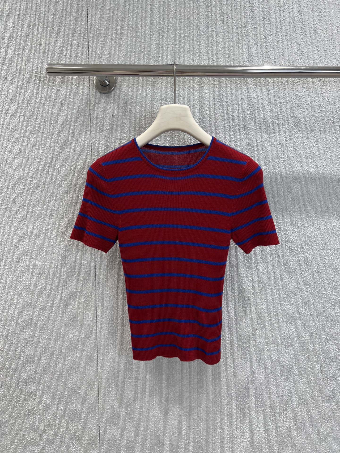NO:472113,Support replacement, niche designer model, 25Fw early autumn new model, retro contrasting striped wool short-sleeved sweater丨Exclusive high-end product!  Classic retro stripes elements, paired with red and blue stripes, the best item to look white! Simple and elegant without losing the fashion, the upper body is super high-end, the atmosphere is easy to grasp, whether it is single or layered, YYDS is very outstanding, customized yarn, excellent texture, comfortable and close-fitting, details are online, sisters, just feel at ease!  S/M/L real photos, T-shirt, alexander wang19860909支持换款 小众设计师款 25Fw早秋新款 复古撞色条纹羊毛短袖针织衫丨独家高版出品！经典复古条纹元素 搭配红蓝间色的条纹 妥妥的一整个显白最佳单品!简约大气又不失时髦度 上身拍照超显高级 氛围感轻松拿捏无论单穿还是叠穿都是YYDS都很出彩 定制纱线 质感超赞 舒适感贴身穿着都 细节在线 姐妹们 放心入就对了！现货发售S/M/L实拍细节图,,T-shirt,alexander wang,Women's clothing