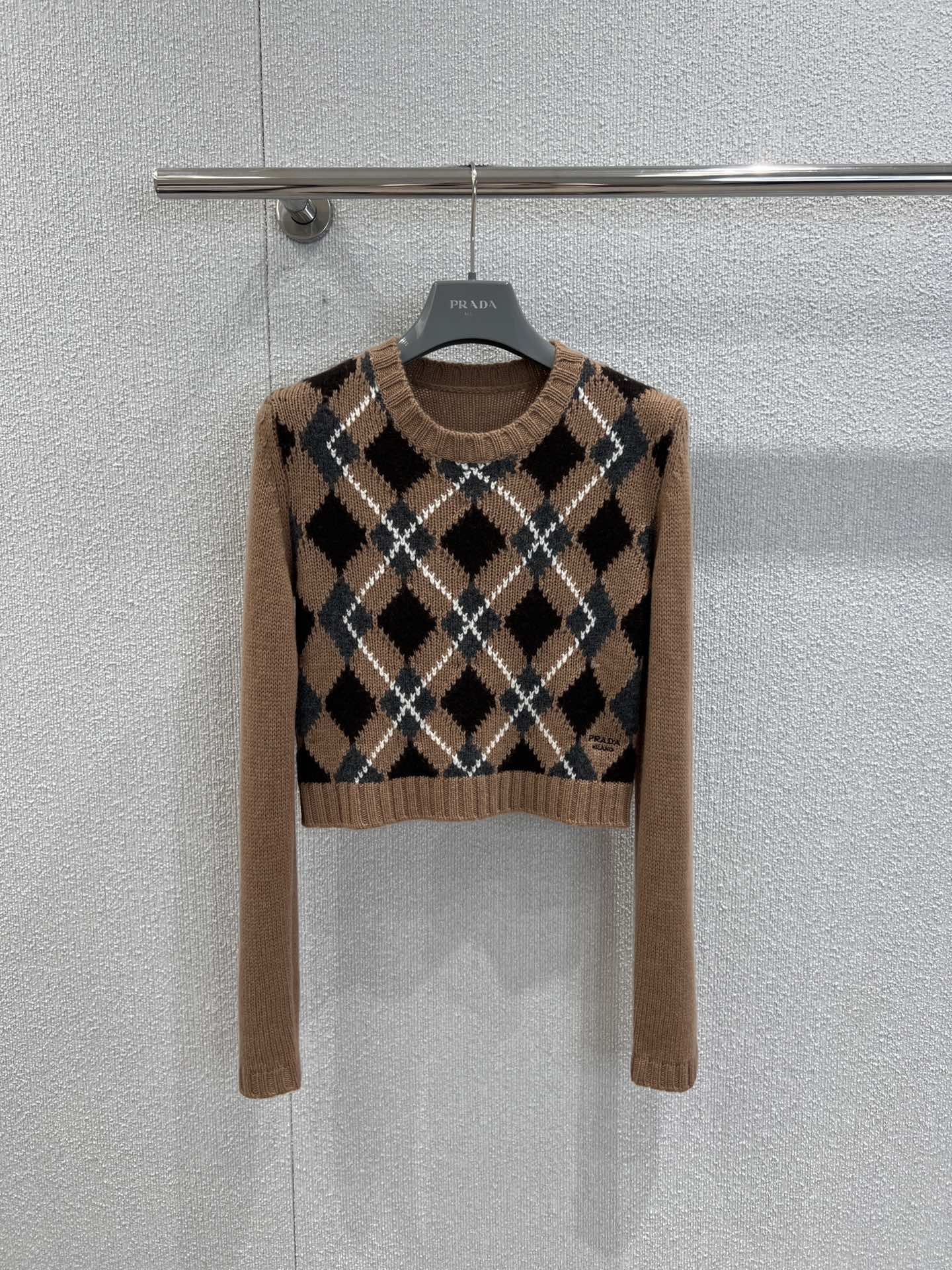 NO:471175,Support replacement Prad* 25Fw early autumn new color-blocked diamond-mounted wool logo sweater | Exclusive yb development!  High-end production!  I'll identify my coloring system!  The cashmere yarn is soft and glutinous!  The texture is invincible!  A fashionable girl with age-reducing temperament must be included!  Fashionable personality!  High-end tuning with elegant and lazy style. The style is versatile and not picky. S/M/L real-life details pictures are available in stock, prada, alexander wang19860909支持换款 Prad* 25Fw早秋新款 拼色菱格挂毛logo针织衫丨独家yb开发！高版出品！认准我家定染色系！山羊绒纱线软软糯糯！质感无敌赞！减龄少女气质时髦精必入！个性时髦！高级的调调优雅慵懒随性风.版型百搭不挑人.现货发售S/M/L实拍细节图,,prada,alexander wang,Women's clothing