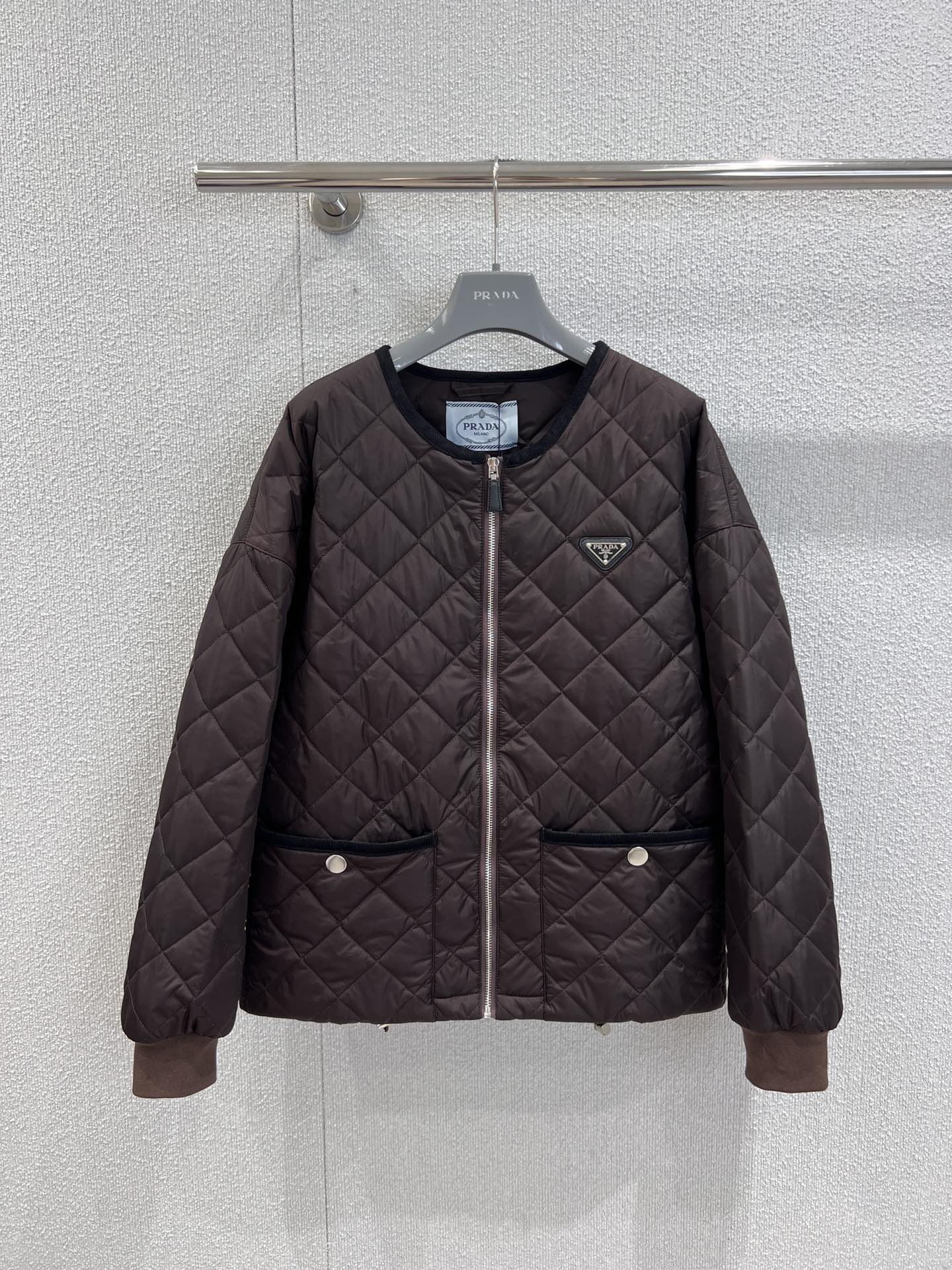 NO:472081,Support replacement Prad* 25Fw early autumn new style, classic triangle round neck diamond plaid cotton jacket | Exclusive high-end production!  Cotton in the inner lid is comfortable and warm, the fabric is quite wide and stylish, the large pocket design is good-looking and very practical, the loose style is not picky, the inclusiveness is perfect, the quality of the workmanship depends on the details, the details of S/M/L are sold in stock, prada, jackets & coats, alexander wang19860909支持换款 Prad* 25Fw早秋新款 经典三角标圆领菱格纹棉服外套丨独家高版出品！内里夹棉 舒适保暖性强 面料挺阔有型 大口袋设计 好看又很实穿 宽松版型不挑人 包容性强 完美做工品质看细节,现货发售S/M/L实拍细节图,,prada,jackets & coats,alexander wang,Women's clothing