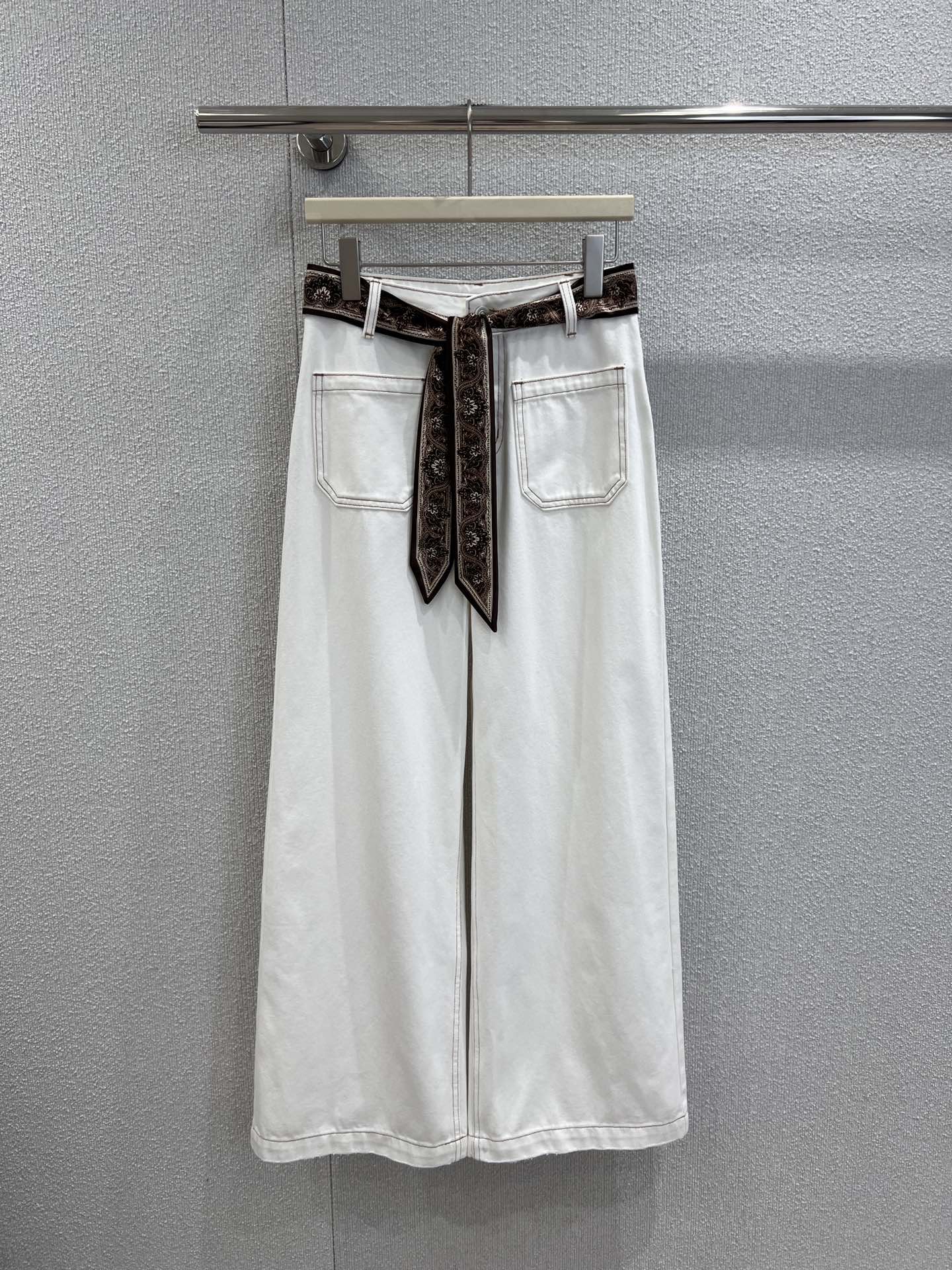 NO:472092,Support for replacement, designer brand, 25Fw early autumn new style, scarf double pocket jeans | Exclusive high-end production!  Different from the regular style, it is very sexy, and the upper body is absolutely king-shot. The texture of the pants is really amazing. The high-waisted loose style is just right. The pants are stretched out the leg lines to create neat and long legs!  The huge slim look when paired with loose wide-leg pants is the top leader who covers the flesh and looks slimming. It is both A and cool and can easily wear it with various tops in daily life. S/M/L real-life details pictures are available in stock, jeans, alexander wang19860909支持换款 设计师品牌 25Fw早秋新款 丝巾双口袋牛仔裤丨独家高版出品！区别于常规款 个性感十足 上身绝对王炸牛仔裤 裤型质感真的绝了高腰宽松的版型 恰好的裤长 拉伸腿部线条 营造利落大长腿！巨显瘦在搭配宽松的阔腿裤版型就是遮肉显瘦的一把手了 又A又飒日常搭配各种上衣都能轻松穿出时尚达人感～现货发售S/M/L实拍细节图,,jeans,alexander wang,Women's clothing