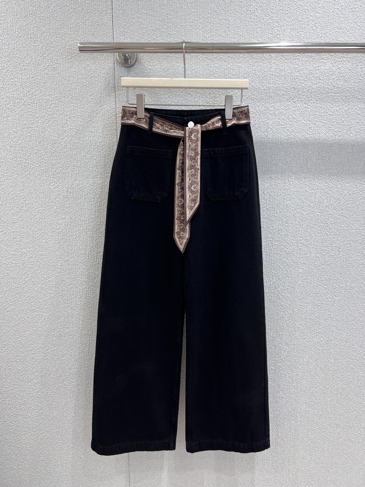 NO:472102,Support for replacement, designer brand, 25Fw early autumn new style, scarf double pocket jeans | Exclusive high-end production!  Different from the regular style, it is very sexy, and the upper body is absolutely king-shot. The texture of the pants is really amazing. The high-waisted loose style is just right. The pants are stretched out the leg lines to create neat and long legs!  The huge slim look when paired with loose wide-leg pants is the top leader who covers the flesh and looks slimming. It is both A and cool and can easily wear it with various tops in daily life. S/M/L real-life details pictures are available in stock, jeans, alexander wang19860909支持换款 设计师品牌 25Fw早秋新款 丝巾双口袋牛仔裤丨独家高版出品！区别于常规款 个性感十足 上身绝对王炸牛仔裤 裤型质感真的绝了高腰宽松的版型 恰好的裤长 拉伸腿部线条 营造利落大长腿！巨显瘦在搭配宽松的阔腿裤版型就是遮肉显瘦的一把手了 又A又飒日常搭配各种上衣都能轻松穿出时尚达人感～现货发售S/M/L实拍细节图,,jeans,alexander wang,Women's clothing