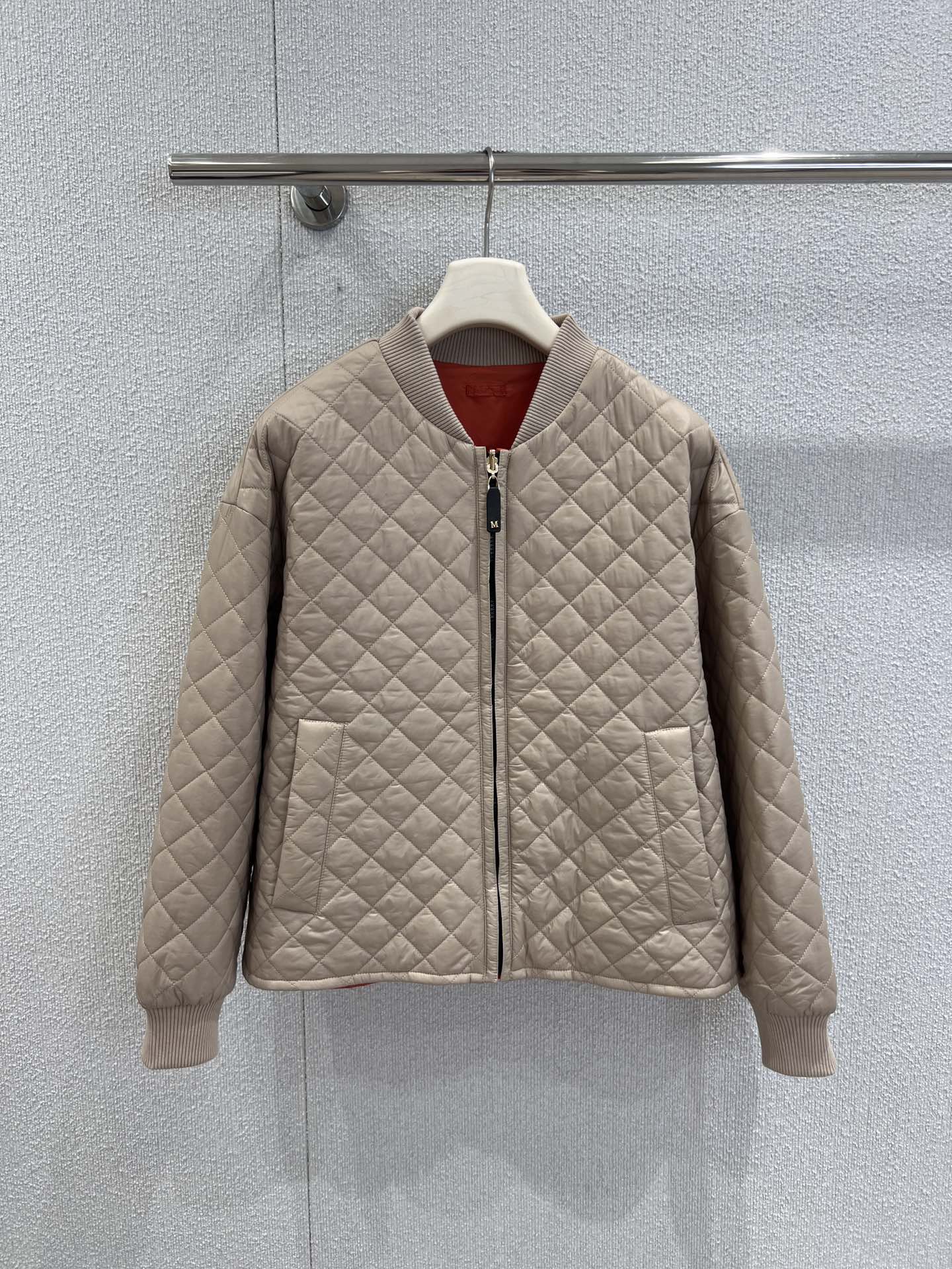 NO:471219,Support replacement Maxmar* 25Fw early autumn new style, double-sided diamond-shaped cotton jacket丨Exclusive high-end production!  Custom imported version material, its craftsmanship restore, upgraded material, improve the function of anti-cold in autumn and winter, cotton filling the inner part, the whole piece is light and warm, the inner part is a warm and bright orange (can be worn on both sides) short style, S/M/L real-life details pictures, Jackets & coats, alexander wang19860909支持换款 Maxmar* 25Fw早秋新款 双面穿菱格纹棉服外套丨独家高版出品！定制进口对版材质 其工艺还原 升级材质 提升秋冬御寒功能 棉填充内里 整件轻盈保暖 内里是温暖明亮的橙色（可双面穿）短款的版型,现货发售S/M/L实拍细节图,,jackets & coats,alexander wang,Women's clothing