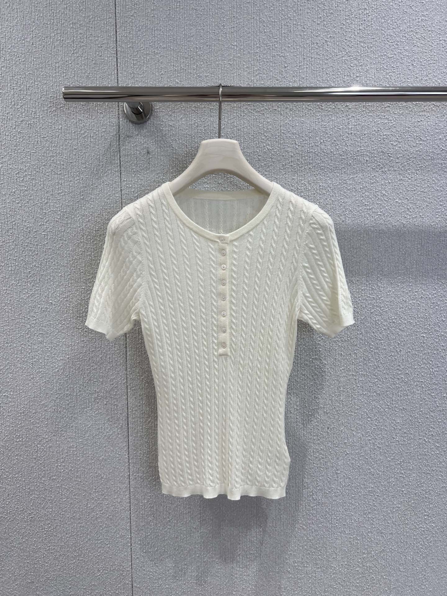 NO:474189,Support replacement, designer brand, 25Fw early autumn new style, classic twist knitted short-sleeved top丨Exclusive high-end production!  A simple and practical top that is yet elegant!  This is a classic series that looks good and never out of date!  The right length can be used to control any body shape. It can be matched with any lower body, a truly versatile item!  Pair it with work clothes jeans or skirts to easily create a good body proportion ~ anyone must have one!  S/M/L real photos, skirts, jeans, T-shirt, alexander wang19860909支持换款 设计师品牌 25Fw早秋新款 经典麻花针织短袖上衣丨独家高版出品！简约实穿又不失高级感的上衣来啦！这款真的是谁穿谁好看又永不过时的经典系列！恰到好处的长度无论什么身材都能驾驭 任何下半身都能搭配,真正的百搭单品！搭配工装牛仔裤或半裙 轻松穿出好的身材比例～谁都必须来一件！现货发售S/M/L实拍细节图,,skirts,jeans,T-shirt,alexander wang,Women's clothing