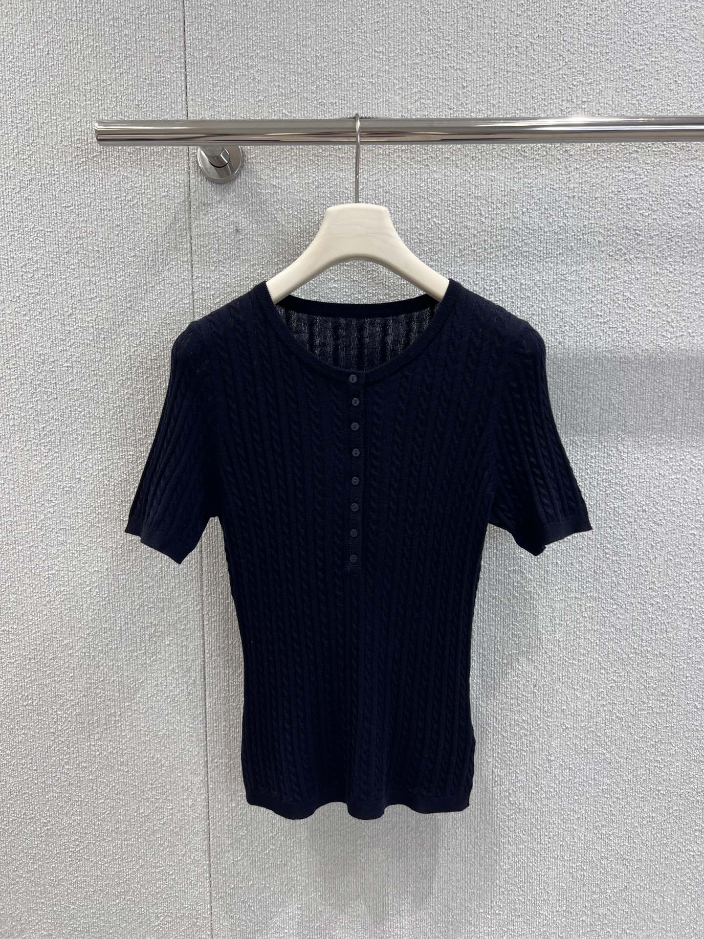 NO:474199,Support replacement, designer brand, 25Fw early autumn new style, classic twist knitted short-sleeved top丨Exclusive high-end production!  A simple and practical top that is yet elegant!  This is a classic series that looks good and never out of date!  The right length can be used to control any body shape. It can be matched with any lower body, a truly versatile item!  Pair it with work clothes jeans or skirts to easily create a good body proportion ~ anyone must have one!  S/M/L real photos, skirts, jeans, T-shirt, alexander wang19860909支持换款 设计师品牌 25Fw早秋新款 经典麻花针织短袖上衣丨独家高版出品！简约实穿又不失高级感的上衣来啦！这款真的是谁穿谁好看又永不过时的经典系列！恰到好处的长度无论什么身材都能驾驭 任何下半身都能搭配,真正的百搭单品！搭配工装牛仔裤或半裙 轻松穿出好的身材比例～谁都必须来一件！现货发售S/M/L实拍细节图,,skirts,jeans,T-shirt,alexander wang,Women's clothing