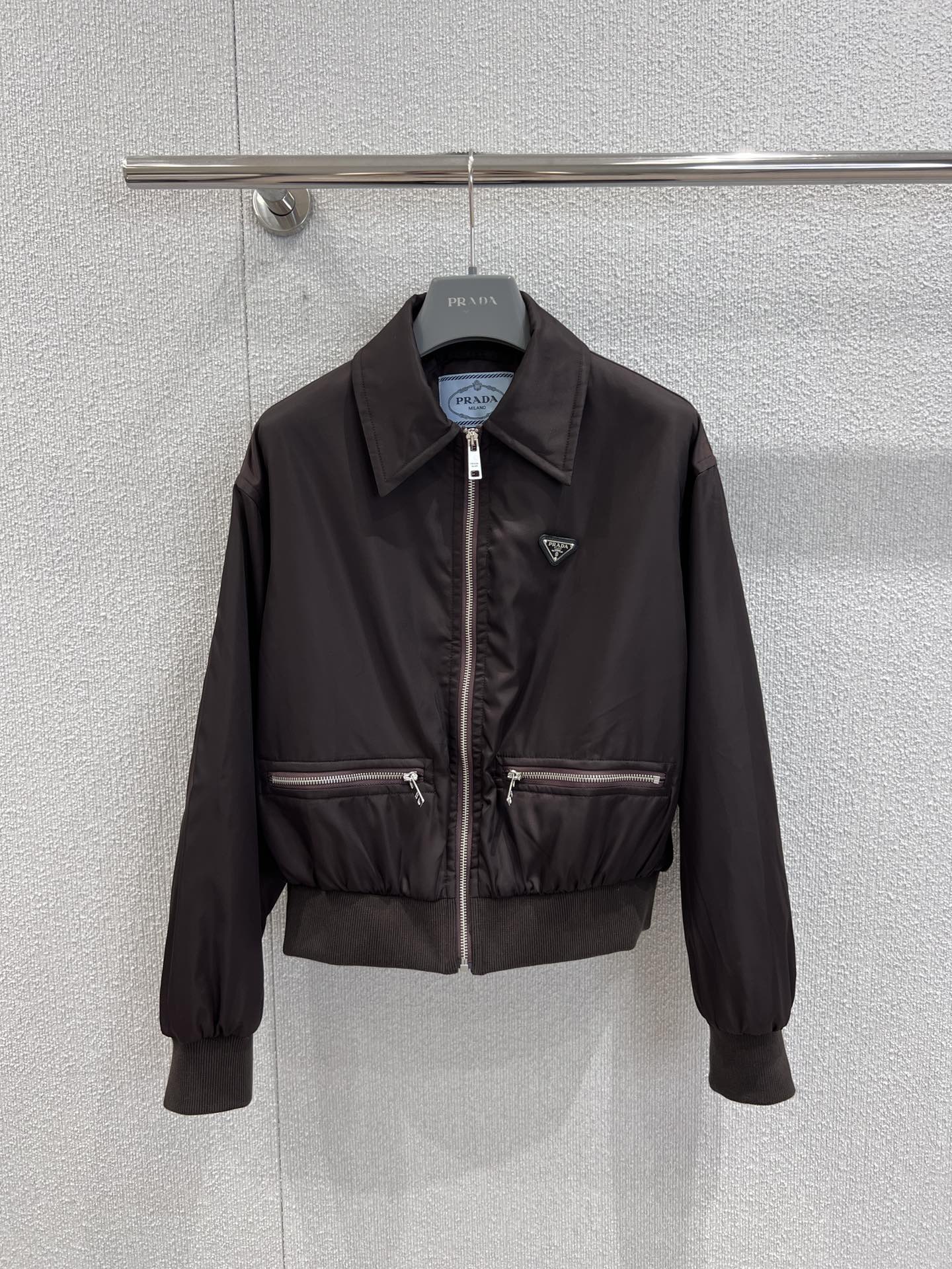 NO:471199,Support replacement Prad* 25Fw early autumn new style, dark brown zipper lapel waist nylon jacket | Exclusive yb development!  High-end production!  The quality is perfect, comfortable and warm, and the design is very outstanding. It easily advances the sense of fashion. The workmanship is extremely exquisite and rigorous, and the wiring is neat and meticulous!  The upper body doesn't look bloated and super handsome!  S/M/L real photos, prada, jackets & coats, alexander wang19860909支持换款 Prad* 25Fw早秋新款 深咖色拉链翻领收腰尼龙外套丨独家yb开发！高版出品！品相非常完美,舒适保暖,非常出彩的设计,轻松将时髦感进阶,做工极为考究严谨,走线工整细致！上身不显臃肿、超级帅气！现货发售S/M/L实拍细节图,,prada,jackets & coats,alexander wang,Women's clothing