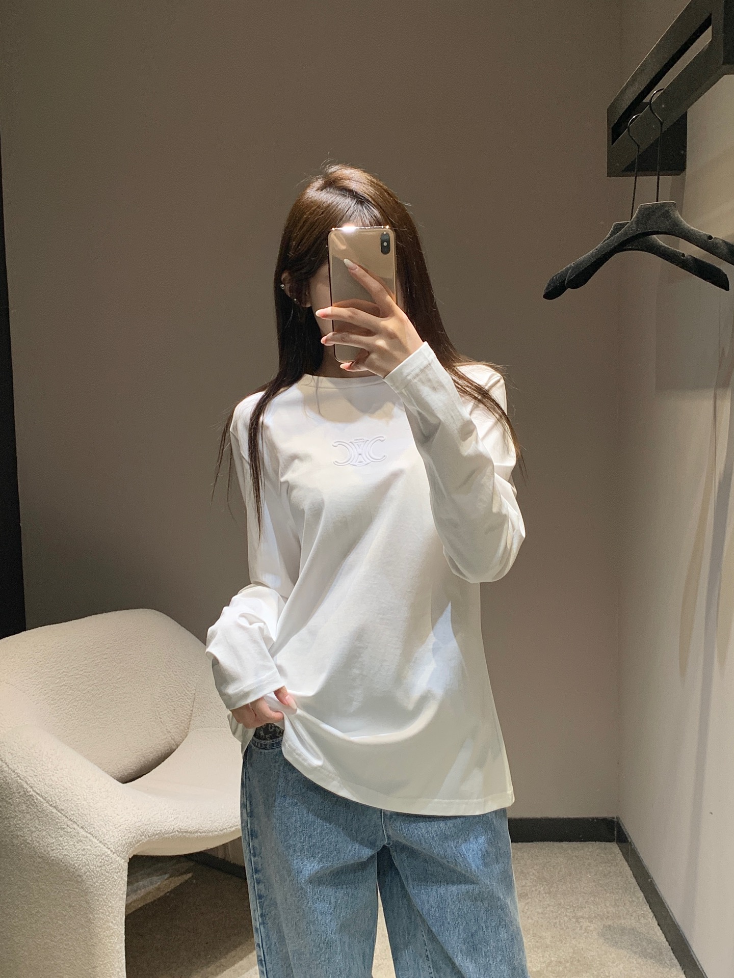 NO:471238,Celin*25Fw early autumn new style Arc de Triomphe logo embossed long-sleeved T-shirt丨Exclusive high-end production!  The fashionable items that must be included in the autumn and winter wardrobe are very nice to satisfy all kinds of outfits. They are simply a must-have for everyone!  A long-sleeved T-shirt that makes a great photo shoot when taking pictures on the street!  Full of fashion sense!  The concave shape is a perfect look. The classic small round neck design is simple and easy to wear. It is eye-catching when walking on the street!  The youthful and energetic feel is loose and not picky about the figure at all!  With its own slimming attribute!  Fashionable guys, please enter!  !  S/M/L, celine,tees, t-shirt,alexander wang19860909Celin*25Fw早秋新款 凯旋门logo压花长袖T恤丨独家高版出品！秋冬衣橱必入的时髦单品单穿内搭都很nice满足各种穿搭 简直就是人手必备！出街拍照非常出片的一款长袖T！时髦感十足！凹起造型来妥妥的好看经典的小圆领设计简洁好穿 走在街上吸睛度满分！青春又活力的感觉宽松版型完全不挑身材！自带显瘦属性！时髦精们BI入好吧！！现货发售S/M/L,,celine,tees，t-shirt,alexander wang,Women's clothing