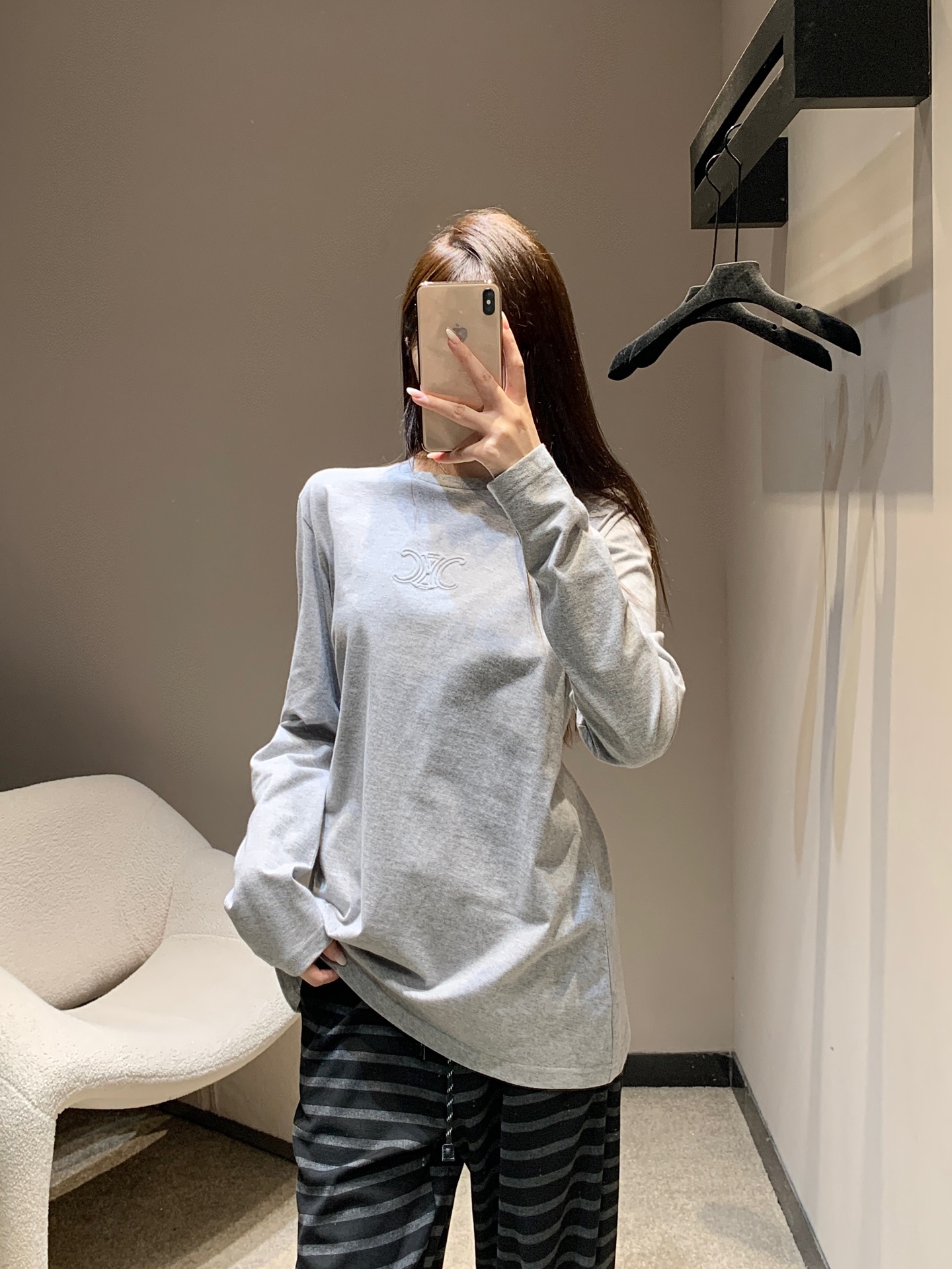 NO:471267,Celin*25Fw early autumn new style Arc de Triomphe logo embossed long-sleeved T-shirt丨Exclusive high-end production!  The fashionable items that must be included in the autumn and winter wardrobe are very nice to satisfy all kinds of outfits. They are simply a must-have for everyone!  A long-sleeved T-shirt that makes a great photo shoot when taking pictures on the street!  Full of fashion sense!  The concave shape is a perfect look. The classic small round neck design is simple and easy to wear. It is eye-catching when walking on the street!  The youthful and energetic feel is loose and not picky about the figure at all!  With its own slimming attribute!  Fashionable guys, please enter!  !  S/M/L, celine,tees, t-shirt,alexander wang19860909Celin*25Fw早秋新款 凯旋门logo压花长袖T恤丨独家高版出品！秋冬衣橱必入的时髦单品单穿内搭都很nice满足各种穿搭 简直就是人手必备！出街拍照非常出片的一款长袖T！时髦感十足！凹起造型来妥妥的好看经典的小圆领设计简洁好穿 走在街上吸睛度满分！青春又活力的感觉宽松版型完全不挑身材！自带显瘦属性！时髦精们BI入好吧！！现货发售S/M/L,,celine,tees，t-shirt,alexander wang,Women's clothing