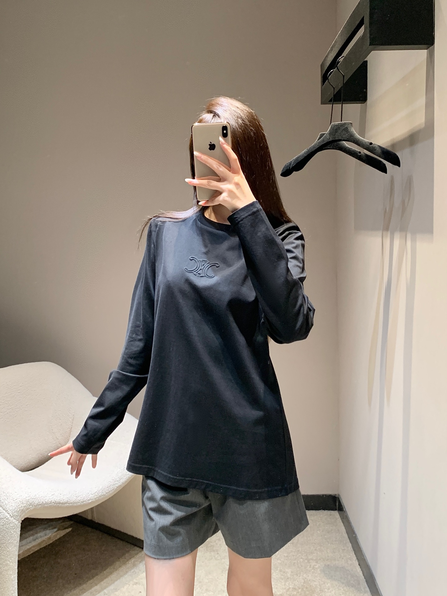 NO:471252,Celin*25Fw early autumn new style Arc de Triomphe logo embossed long-sleeved T-shirt丨Exclusive high-end production!  The fashionable items that must be included in the autumn and winter wardrobe are very nice to satisfy all kinds of outfits. They are simply a must-have for everyone!  A long-sleeved T-style photo shoot that makes a great comedy!  Full of fashion sense!  The concave shape is a perfect look. The classic small round neck design is simple and easy to wear. It is eye-catching when walking on the street!  The youthful and energetic feel is loose and not picky about the figure at all!  With its own slimming attribute!  Fashionable guys, please enter!  !  S/M/L, celine,tees, t-shirt,alexander wang19860909Celin*25Fw早秋新款 凯旋门logo压花长袖T恤丨独家高版出品！秋冬衣橱必入的时髦单品单穿内搭都很nice满足各种穿搭 简直就是人手必备！出街拍照非常出片的一款长袖T！时髦感十足！凹起造型来妥妥的好看经典的小圆领设计简洁好穿 走在街上吸睛度满分！青春又活力的感觉宽松版型完全不挑身材！自带显瘦属性！时髦精们BI入好吧！！现货发售S/M/L,,celine,tees，t-shirt,alexander wang,Women's clothing