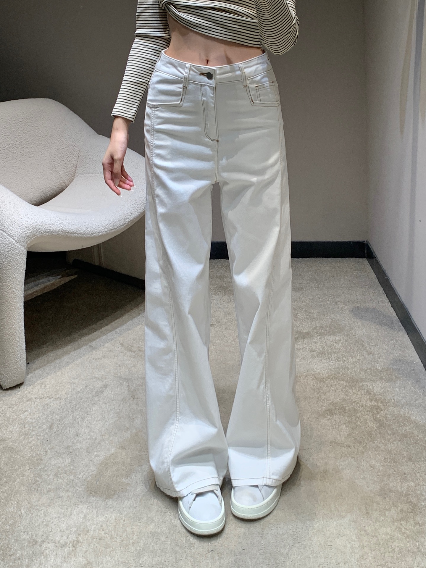 NO:472088,Niche designer model 25Fw early autumn new style white denim wide-leg pants丨Exclusive high-end production!  The upper body is a veritable leg girl. The texture of the pants is really amazing. The right trouser length stretches the leg lines to create neat and long legs!  It looks very slim, A and cool, everyday match with various tops can easily show a fashionable and powerful look without any leg-striking shape. You can wear all your figures!  Whoever wears it has thin straight and long legs!  It's really easy to wear and it's very popular!  Big recommendation!  S/M/L, alexander wang19860909小众设计师款 25Fw早秋新款 白色牛仔阔腿裤丨独家高版出品！上身就是名副其实的腿精女孩,裤型质感真的绝了直筒裤型 恰好的裤长 拉伸腿部线条 营造利落大长腿！巨显瘦 又A又飒日常搭配各种上衣都能轻松穿出时尚达人感不挑腿型 什么身材通通可以穿！谁穿谁是细直大长腿！ 真的好穿到不行 而且出镜率很高！重磅推荐！现货发售S/M/L,,alexander wang,Women's clothing