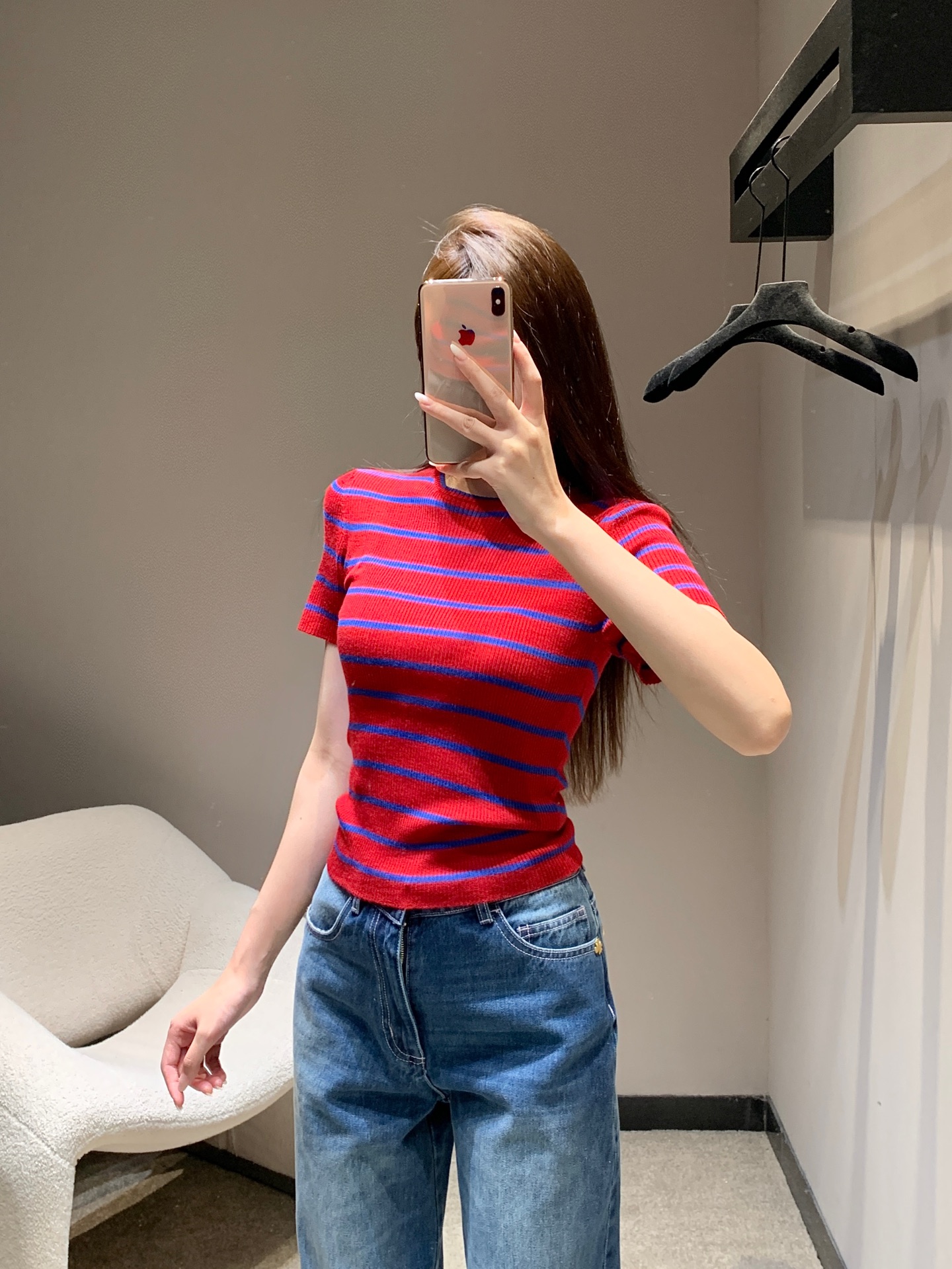 NO:472119,Niche designer model 25Fw early autumn new style retro contrasting striped wool short-sleeved sweater丨Exclusive high-end production!  Classic retro stripes elements, paired with red and blue stripes, the best item to look white! Simple and elegant without losing the fashion, the upper body is super high-end, the atmosphere is easy to grasp, whether it is single or layered, YYDS is very outstanding, customized yarn, excellent texture, comfortable and close-fitting, details are online, sisters, just feel at ease!  S/M/L, T-shirt, alexander wang19860909小众设计师款 25Fw早秋新款 复古撞色条纹羊毛短袖针织衫丨独家高版出品！经典复古条纹元素 搭配红蓝间色的条纹 妥妥的一整个显白最佳单品!简约大气又不失时髦度 上身拍照超显高级 氛围感轻松拿捏无论单穿还是叠穿都是YYDS都很出彩 定制纱线 质感超赞 舒适感贴身穿着都 细节在线 姐妹们 放心入就对了！现货发售S/M/L,,T-shirt,alexander wang,Women's clothing
