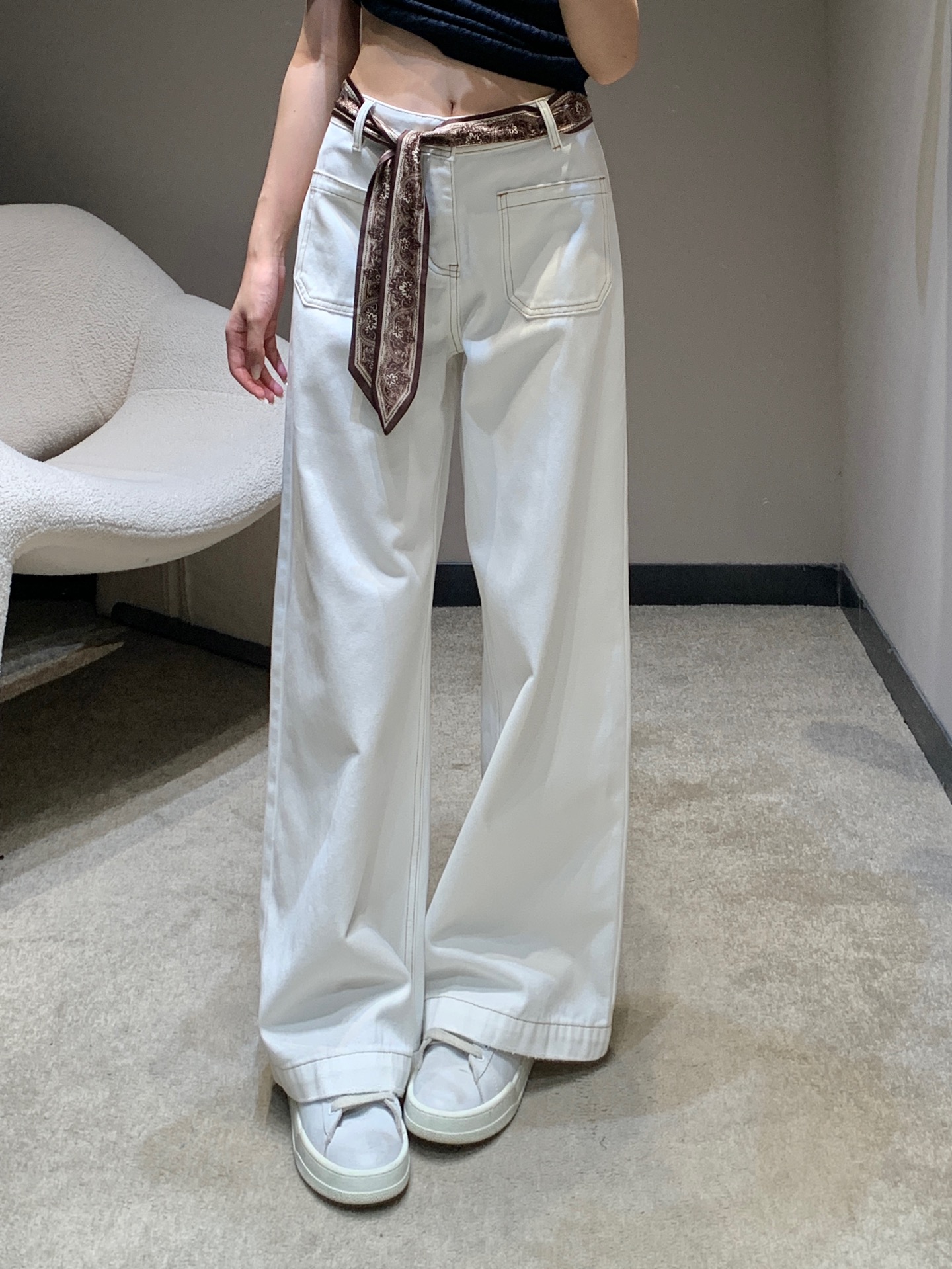 NO:472097,Niche designer brand 25Fw early autumn new style, scarf double-pocket jeans | Exclusive high-end production!  Different from the regular style, it is very sexy, and the upper body is absolutely king-shot. The texture of the pants is really amazing. The high-waisted loose style is just right. The pants are stretched out the leg lines to create neat and long legs!  The huge slim look when paired with loose wide-leg pants is the top leader who covers the flesh and looks slimming. It is both A and cool and can easily wear it with various tops in daily life. S/M/L, jeans, alexander wang19860909小众设计师品牌 25Fw早秋新款 丝巾双口袋牛仔裤丨独家高版出品！区别于常规款 个性感十足 上身绝对王炸牛仔裤 裤型质感真的绝了高腰宽松的版型 恰好的裤长 拉伸腿部线条 营造利落大长腿！巨显瘦在搭配宽松的阔腿裤版型就是遮肉显瘦的一把手了 又A又飒日常搭配各种上衣都能轻松穿出时尚达人感～现货发售S/M/L,,jeans,alexander wang,Women's clothing