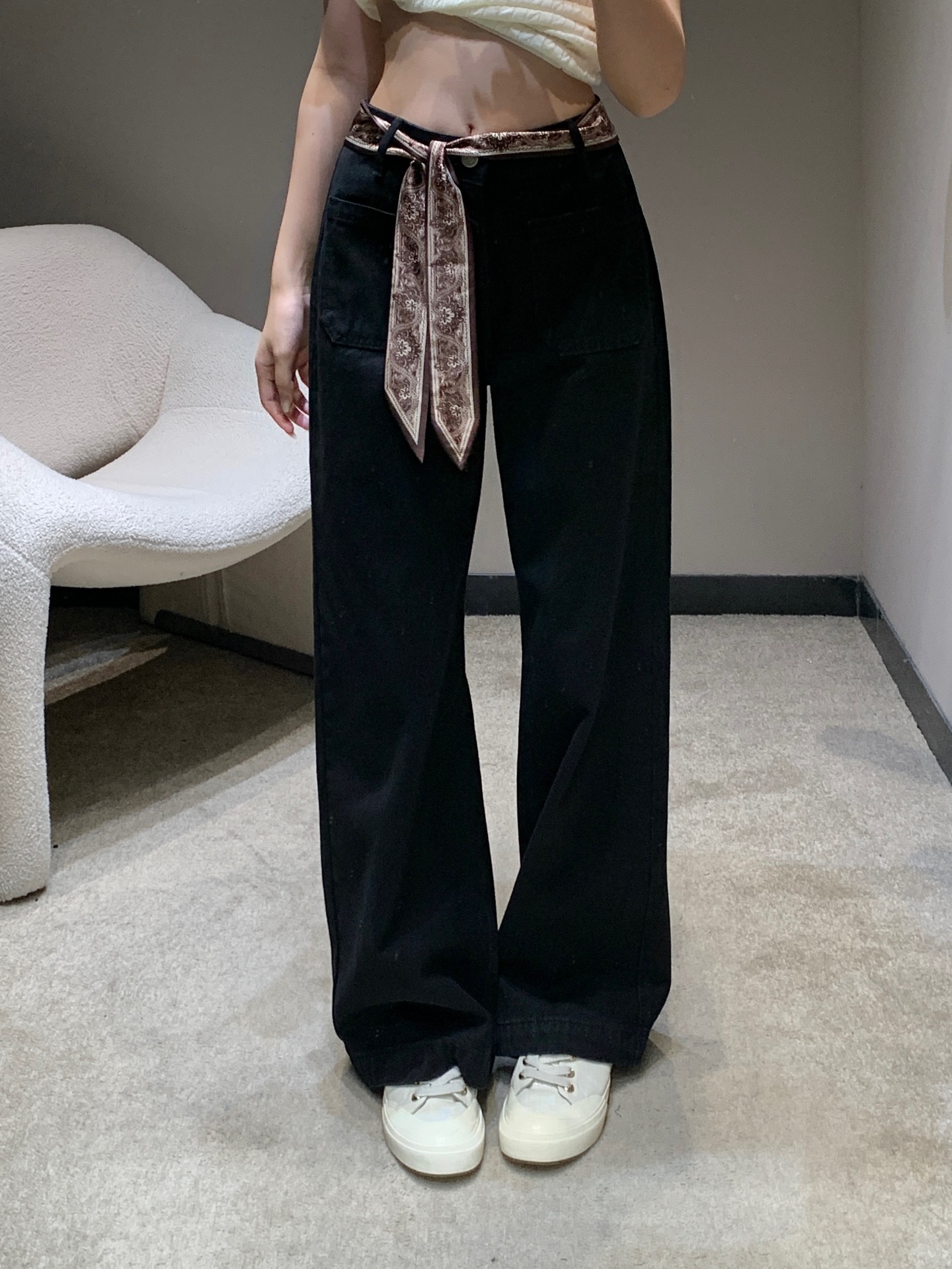 NO:472107,Niche designer brand 25Fw early autumn new style, scarf double-pocket jeans | Exclusive high-end production!  Different from the regular style, it is very sexy, and the upper body is absolutely king-shot. The texture of the pants is really amazing. The high-waisted loose style is just right. The pants are stretched out the leg lines to create neat and long legs!  The huge slim look when paired with loose wide-leg pants is the top leader who covers the flesh and looks slimming. It is both A and cool and can easily wear it with various tops in daily life. S/M/L, jeans, alexander wang19860909小众设计师品牌 25Fw早秋新款 丝巾双口袋牛仔裤丨独家高版出品！区别于常规款 个性感十足 上身绝对王炸牛仔裤 裤型质感真的绝了高腰宽松的版型 恰好的裤长 拉伸腿部线条 营造利落大长腿！巨显瘦在搭配宽松的阔腿裤版型就是遮肉显瘦的一把手了 又A又飒日常搭配各种上衣都能轻松穿出时尚达人感～现货发售S/M/L,,jeans,alexander wang,Women's clothing