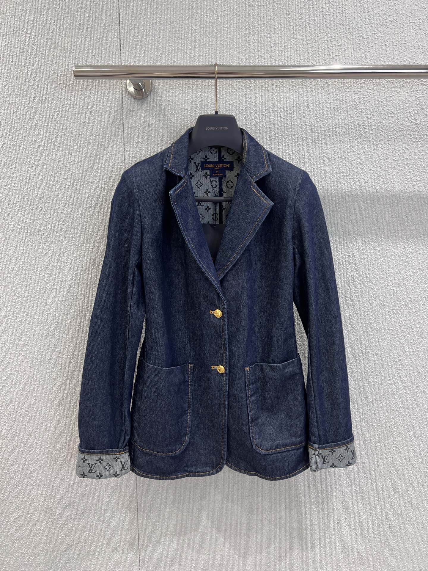 NO:472103,Support replacement Louis Vuitto* 25Fw early autumn new style retro washing presbyopia waist-coated suit jacket | Exclusive yb development!  High-end production!  Denim denim fabric, the neat shoulder lines are very stylish, the shoulders look flat and straight, the buttons are made of metal die-casting process, the patterns on them are very delicate, the pattern is full of three-dimensional, and every detail is clear. The real details of the spot 34/36/38 are available for sale, louis vuitton, jackets & coats, alexander wang19860909支持换款 Louis Vuitto* 25Fw早秋新款 复古水洗老花收腰西服外套丨独家yb开发！高版出品！采用丹宁牛仔面料,利落的肩线很有型,肩膀看起来又平又正,扣子是金属压铸工艺做出来的,上面的花纹精细得很,图案立体感十足,每一处细节都清清楚楚,现货发售34/36/38实拍细节图,,louis vuitton,jackets & coats,alexander wang,Women's clothing