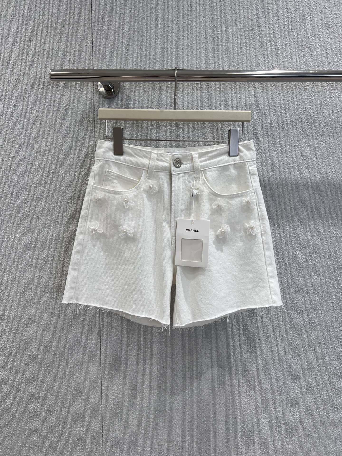 NO:475534,Support for replacement Chane* 25Fw early autumn new style Camellia denim shorts | Exclusive high-end production!  Use soft denim cotton fabric, white solid color, straight-tube style, slimming, whoever wears it looks good, three-dimensional camellia design, texture and feel online, exquisiteness is directly full, you can match it with a high-end feeling at will. Recommended in spring, summer and autumn~ S/M/L real-life details pictures, chanel, shorts, alexander wang19860909支持换款 Chane* 25Fw早秋新款 山茶花牛仔短裤丨独家高版出品！采用柔软牛仔棉面料 白色纯色色系 版型直筒显瘦 谁穿谁好看系列 立体山茶花设计 质感手感在线 精致度直接拉满 随意一搭都能搭出高级感 春夏秋推荐~ 现货发售S/M/L实拍细节图,,chanel,shorts,alexander wang,Women's clothing