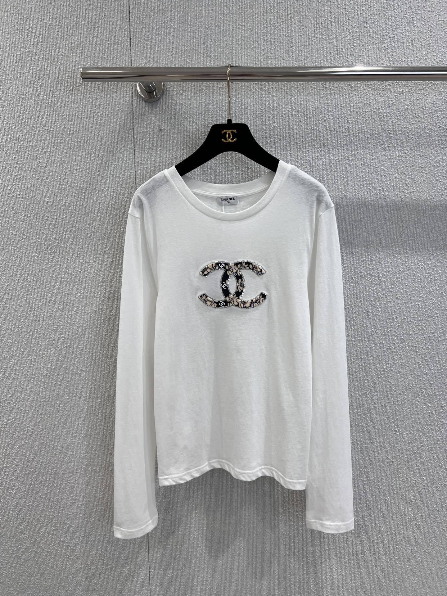 NO:474201,Support for replacement Chane* 25Fw early autumn new style, toothbrush embroidered sequin round neck long-sleeved T-shirt | Exclusive high-end production!  The long-sleeved T-shirt that must be included in the autumn and winter wardrobe is YYDS!  The fashionable essence is full of youthful vitality in the season. It’s really hard not to love it!  The classic small round neck design is simple and easy to wear, and it attracts a lot of attention when walking on the street!  It feels so lazy and casual!  The one that comes with slimming attributes is the kind that cannot be taken off!  The oversize style is not picky about the figure at all!  S/M/L real photos, chanel, versace, tees, t-shirt, alexander wang19860909支持换款 Chane* 25Fw早秋新款 牙刷绣亮片圆领长袖T恤丨独家高版出品！秋冬衣橱必入的长袖T恤长袖T恤才是YYDS！时髦精过度季节的挚爱满满的青春活力 真的狠难不爱啊！经典的小圆领设计简洁好穿 走在街上吸睛度满分！慵懒又随意感觉真的太好穿了！自带显瘦属性 脱不下来的那种！oversize版型完全不挑身材！现货发售S/M/L实拍细节图,,chanel,versace,tees，t-shirt,alexander wang,Women's clothing