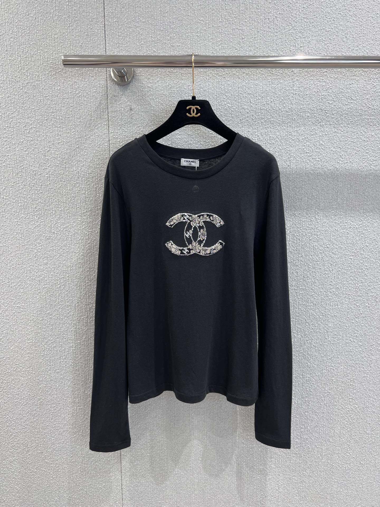 NO:474207,Support for replacement Chane* 25Fw early autumn new style, toothbrush embroidered sequin round neck long-sleeved T-shirt | Exclusive high-end production!  The long-sleeved T-shirt that must be included in the autumn and winter wardrobe is YYDS!  The fashionable essence is full of youthful vitality in the season. It’s really hard not to love it!  The classic small round neck design is simple and easy to wear, and it attracts a lot of attention when walking on the street!  It feels so lazy and casual!  The one that comes with slimming attributes is the kind that cannot be taken off!  The oversize style is not picky about the figure at all!  S/M/L real photos, chanel, versace, tees, t-shirt, alexander wang19860909支持换款 Chane* 25Fw早秋新款 牙刷绣亮片圆领长袖T恤丨独家高版出品！秋冬衣橱必入的长袖T恤长袖T恤才是YYDS！时髦精过度季节的挚爱满满的青春活力 真的狠难不爱啊！经典的小圆领设计简洁好穿 走在街上吸睛度满分！慵懒又随意感觉真的太好穿了！自带显瘦属性 脱不下来的那种！oversize版型完全不挑身材！现货发售S/M/L实拍细节图,,chanel,versace,tees，t-shirt,alexander wang,Women's clothing