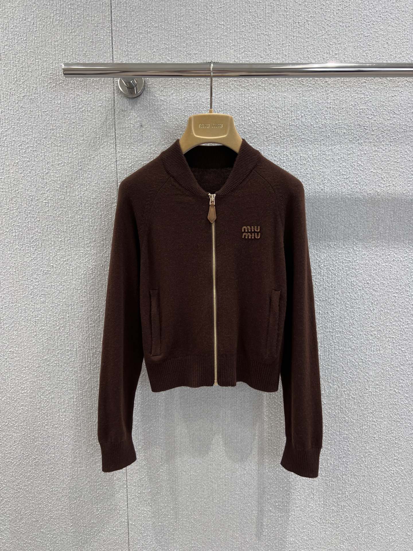 NO:472125,Support replacement Miumi* 25Fw early autumn new style chocolate-stained zippered cashmere knitted jacket | Exclusive yb development!  High-end production!  Ribbed stand collar college style zipper jacket style, yb metal zipper opening and closing, paired version of brown leather logo embroidery, decoration echoes the leather chain head full of detail, short clothes with long stretched body proportions, various short skirts and pants can be matched, the upper body is soft and sweet~ Princess Miujia closed her eyes and took a real photo of S/M/L on sale, miumiu, skirts, jackets & coats, jackets & coats, alexander wang19860909支持换款 Miumi* 25Fw早秋新款 巧克力色拉链羊绒针织外套丨独家yb开发！高版出品！罗纹立领学院风拉链夹克版型,yb金属拉链开合,对版的棕色皮革logo徽标刺绣,装饰呼应皮革链头细节感十足,短款衣长拉伸身形比例显高瘦,各种小短裙、裤子都可以搭,上身整个人软软的甜甜的~谬家公主闭眼入 现货发售S/M/L实拍细节图,,miumiu,skirts,jackets & coats,jackets & coats,alexander wang,Women's clothing
