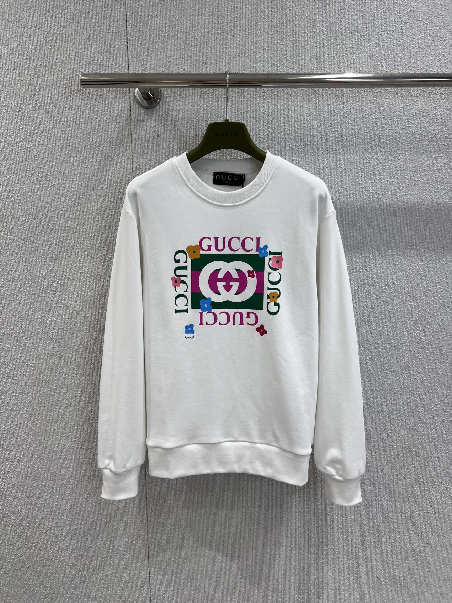 NO:474208,Support replacement Gucc* 25Fw early autumn new style, flower square printed round neck sweatshirt丨Exclusive high-end production!  Shoulder drop-back silhouette sweatshirt cut, threaded edge-edged details on the cuff hem, creating a delicate and coordinated atmosphere, letter decoration on the chest, three-dimensional surround, colorful color matching flowers cartoon elements, brand high-end sense, overall style is low-key and textured, casual and fashionable, suitable for daily commuting and traveling, S/M/L real-life details pictures, gucci, hoodie, sweatshirts, alexander wang19860909支持换款 Gucc* 25Fw早秋新款 花朵方块印花圆领卫衣丨独家高版出品！落肩套头廓形卫衣剪裁 袖口下摆螺纹包边细节 营造出精致协调的氛围感 胸前点缀字母装饰 立体环绕多彩配色花朵卡通元素 品牌高级感立显 整体风格低调不失质感 穿搭休闲时髦 通勤日常出行都适配 现货发售S/M/L实拍细节图,,gucci,hoodie,sweatshirts,alexander wang,Women's clothing