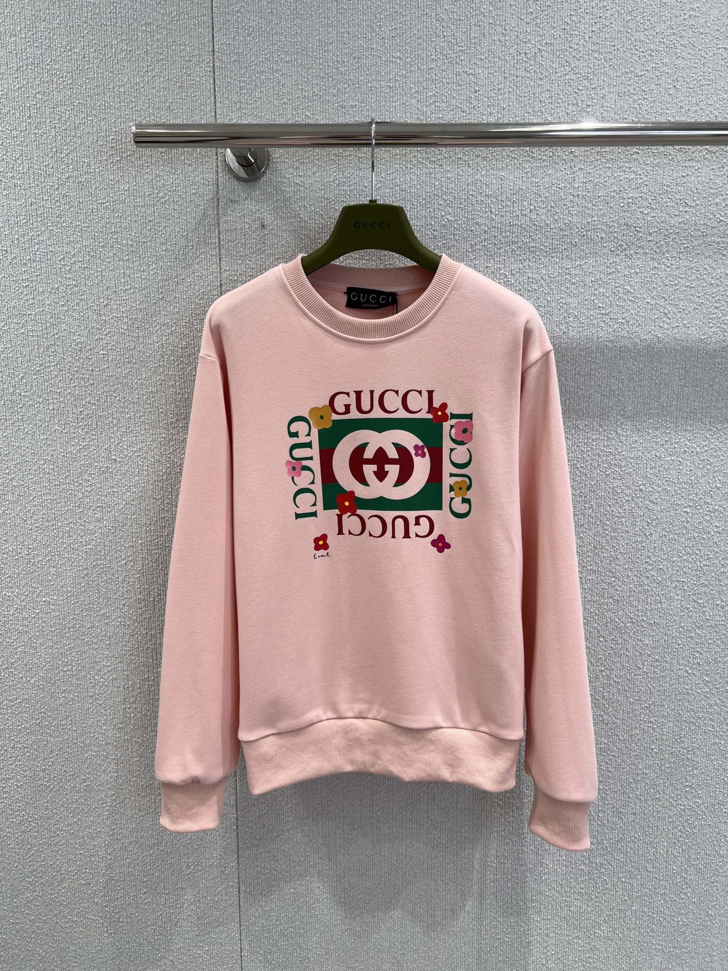 NO:474241,Support replacement Gucc* 25Fw early autumn new style, flower square printed round neck sweatshirt丨Exclusive high-end production!  Shoulder drop-back silhouette sweatshirt cut, threaded edge-edged details on the cuff hem, creating a delicate and coordinated atmosphere, letter decoration on the chest, three-dimensional surround, colorful color matching flowers cartoon elements, brand high-end sense, overall style is low-key and textured, casual and fashionable, suitable for daily commuting and traveling, S/M/L real-life details pictures, gucci, hoodie, sweatshirts, alexander wang19860909支持换款 Gucc* 25Fw早秋新款 花朵方块印花圆领卫衣丨独家高版出品！落肩套头廓形卫衣剪裁 袖口下摆螺纹包边细节 营造出精致协调的氛围感 胸前点缀字母装饰 立体环绕多彩配色花朵卡通元素 品牌高级感立显 整体风格低调不失质感 穿搭休闲时髦 通勤日常出行都适配 现货发售S/M/L实拍细节图,,gucci,hoodie,sweatshirts,alexander wang,Women's clothing