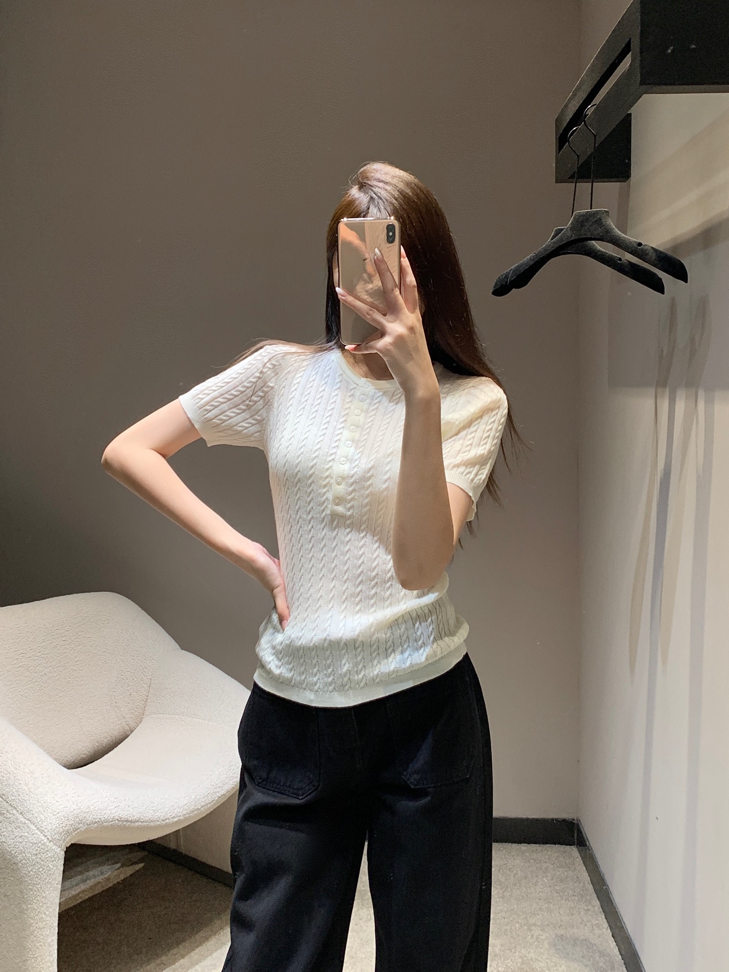 NO:474194,Niche designer brand 25Fw early autumn new style classic twist knitted short-sleeved top丨Exclusive high-end production!  A simple and practical top that is yet elegant!  This is a classic series that looks good and never out of date!  The right length can be used to control any body shape. It can be matched with any lower body, a truly versatile item!  Pair it with work clothes jeans or skirts to easily create a good body proportion ~ anyone must have one!  S/M/L, skirts, jeans, T-shirt, alexander wang19860909小众设计师品牌 25Fw早秋新款 经典麻花针织短袖上衣丨独家高版出品！简约实穿又不失高级感的上衣来啦！这款真的是谁穿谁好看又永不过时的经典系列！恰到好处的长度无论什么身材都能驾驭 任何下半身都能搭配,真正的百搭单品！搭配工装牛仔裤或半裙 轻松穿出好的身材比例～谁都必须来一件！现货发售S/M/L,,skirts,jeans,T-shirt,alexander wang,Women's clothing