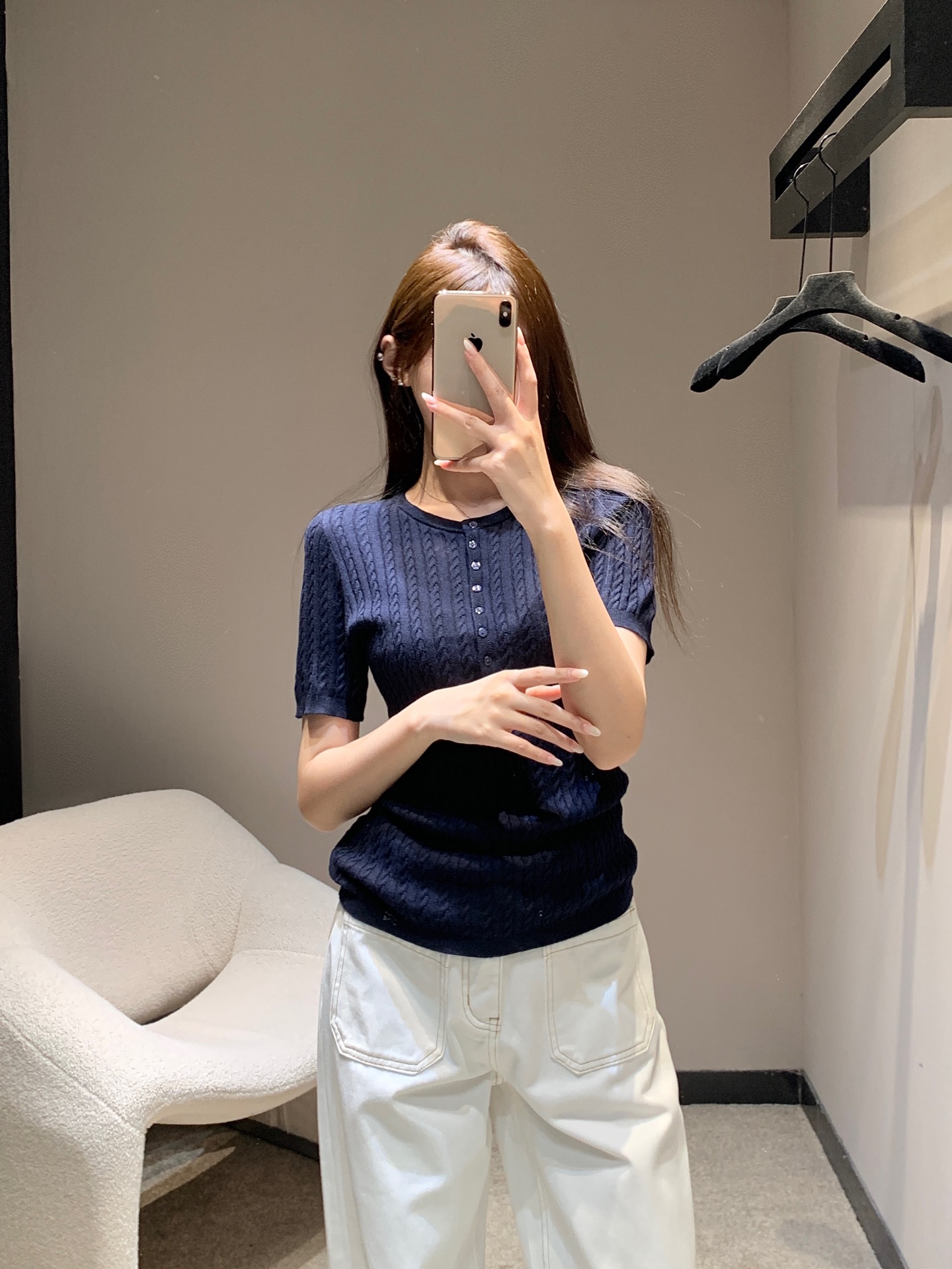 NO:474204,Niche designer brand 25Fw early autumn new style classic twist knitted short-sleeved top丨Exclusive high-end production!  A simple and practical top that is yet elegant!  This is a classic series that looks good and never out of date!  The right length can be used to control any body shape. It can be matched with any lower body, a truly versatile item!  Pair it with work clothes jeans or skirts to easily create a good body proportion ~ anyone must have one!  S/M/L, skirts, jeans, T-shirt, alexander wang19860909小众设计师品牌 25Fw早秋新款 经典麻花针织短袖上衣丨独家高版出品！简约实穿又不失高级感的上衣来啦！这款真的是谁穿谁好看又永不过时的经典系列！恰到好处的长度无论什么身材都能驾驭 任何下半身都能搭配,真正的百搭单品！搭配工装牛仔裤或半裙 轻松穿出好的身材比例～谁都必须来一件！现货发售S/M/L,,skirts,jeans,T-shirt,alexander wang,Women's clothing