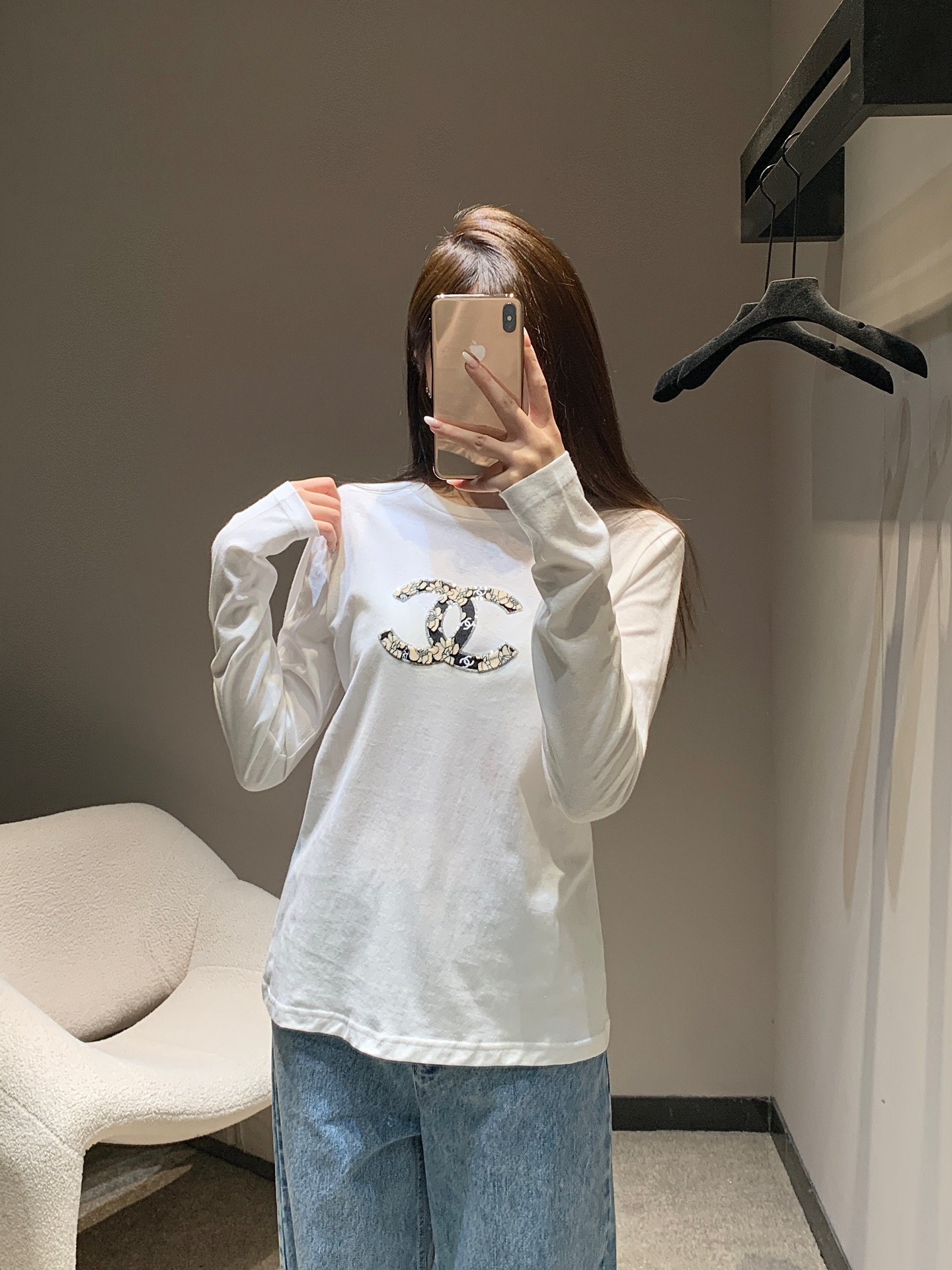 NO:474206,Chane* 25Fw early autumn new style, toothbrush embroidered sequin round neck long-sleeved T-shirt丨Exclusive high-end production!  The long-sleeved T-shirt that must be included in the autumn and winter wardrobe is YYDS!  The fashionable essence is full of youthful vitality in the season. It’s really hard not to love it!  The classic small round neck design is simple and easy to wear, and it attracts a lot of attention when walking on the street!  It feels so lazy and casual!  The one that comes with slimming attributes is the kind that cannot be taken off!  The oversize style is not picky about the figure at all!  S/M/L, Chanel, versace,tees, t-shirt,alexander wang19860909Chane* 25Fw早秋新款 牙刷绣亮片圆领长袖T恤丨独家高版出品！秋冬衣橱必入的长袖T恤长袖T恤才是YYDS！时髦精过度季节的挚爱满满的青春活力 真的狠难不爱啊！经典的小圆领设计简洁好穿 走在街上吸睛度满分！慵懒又随意感觉真的太好穿了！自带显瘦属性 脱不下来的那种！oversize版型完全不挑身材！现货发售S/M/L,,chanel,versace,tees，t-shirt,alexander wang,Women's clothing