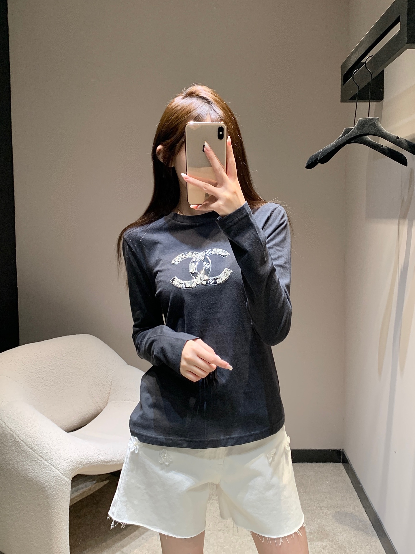 NO:474209,Chane* 25Fw early autumn new style, toothbrush embroidered sequin round neck long-sleeved T-shirt丨Exclusive high-end production!  The long-sleeved T-shirt that must be included in the autumn and winter wardrobe is YYDS!  The fashionable essence is full of youthful vitality in the season. It’s really hard not to love it!  The classic small round neck design is simple and easy to wear, and it attracts a lot of attention when walking on the street!  It feels so lazy and casual!  The one that comes with slimming attributes is the kind that cannot be taken off!  The oversize style is not picky about the figure at all!  S/M/L, Chanel, versace,tees, t-shirt,alexander wang19860909Chane* 25Fw早秋新款 牙刷绣亮片圆领长袖T恤丨独家高版出品！秋冬衣橱必入的长袖T恤长袖T恤才是YYDS！时髦精过度季节的挚爱满满的青春活力 真的狠难不爱啊！经典的小圆领设计简洁好穿 走在街上吸睛度满分！慵懒又随意感觉真的太好穿了！自带显瘦属性 脱不下来的那种！oversize版型完全不挑身材！现货发售S/M/L,,chanel,versace,tees，t-shirt,alexander wang,Women's clothing