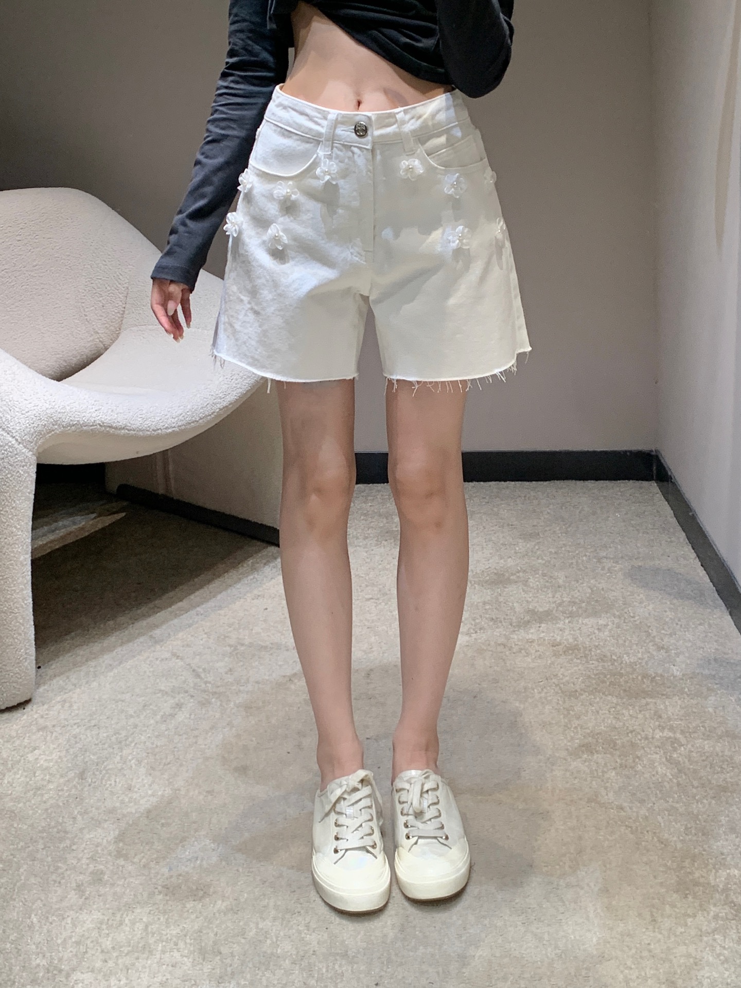 NO:475542,Chane* 25Fw early autumn new style camellia denim shorts丨Exclusive high-end production!  Use soft denim cotton fabric, white solid color, straight-fitting, slimming, whoever wears, who looks good, three-dimensional camellia design, texture and feel online, exquisiteness is straightforward, you can match it with a high-end feel at will. Recommended in spring, summer and autumn~ S/M/L, chanel, shorts, alexander wang19860909Chane* 25Fw早秋新款 山茶花牛仔短裤丨独家高版出品！采用柔软牛仔棉面料 白色纯色色系 版型直筒显瘦 谁穿谁好看系列 立体山茶花设计 质感手感在线 精致度直接拉满 随意一搭都能搭出高级感 春夏秋推荐~ 现货发售S/M/L,,chanel,shorts,alexander wang,Women's clothing