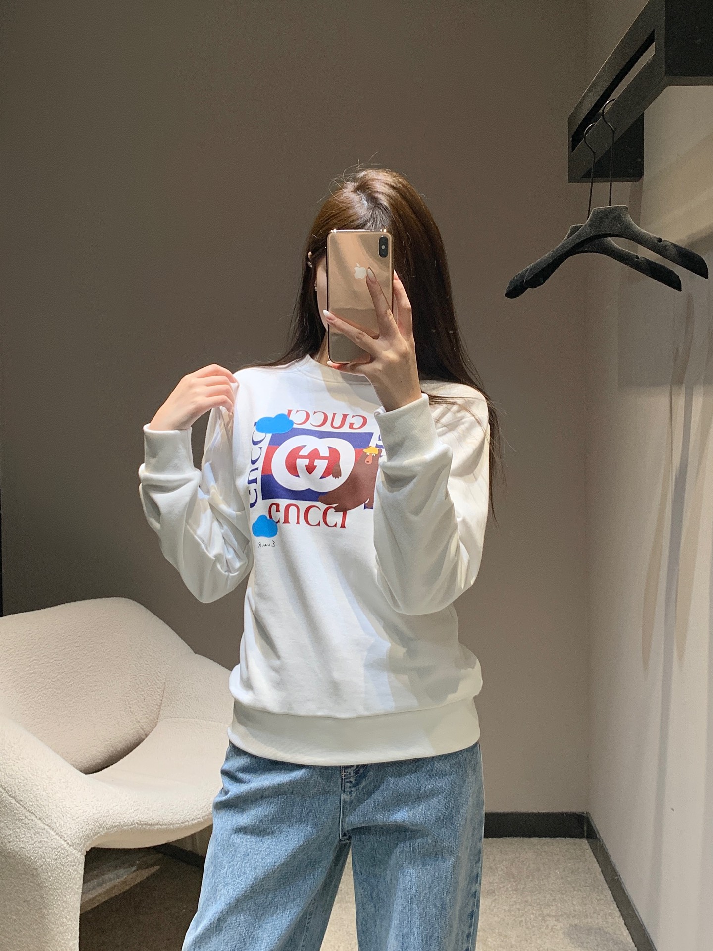 NO:474237,Gucc* 25Fw early autumn new style, children's fun square printed round neck sweatshirt丨Exclusive high-end production!  Shoulder drop-back silhouette sweatshirt cut, threaded edge-edged details on the cuff hem, creating a delicate and coordinated atmosphere, letter decoration on the chest, three-dimensional surround, colorful color matching flowers cartoon elements, brand high-end feel, the overall style is low-key and textured, casual and fashionable, suitable for commuting and daily travel, S/M/L, gucci, hoodie, sweatshirts, alexander wang19860909Gucc* 25Fw早秋新款 童趣方块印花圆领卫衣丨独家高版出品！落肩套头廓形卫衣剪裁 袖口下摆螺纹包边细节 营造出精致协调的氛围感 胸前点缀字母装饰 立体环绕多彩配色花朵卡通元素 品牌高级感立显 整体风格低调不失质感 穿搭休闲时髦 通勤日常出行都适配 现货发售S/M/L,,gucci,hoodie,sweatshirts,alexander wang,Women's clothing