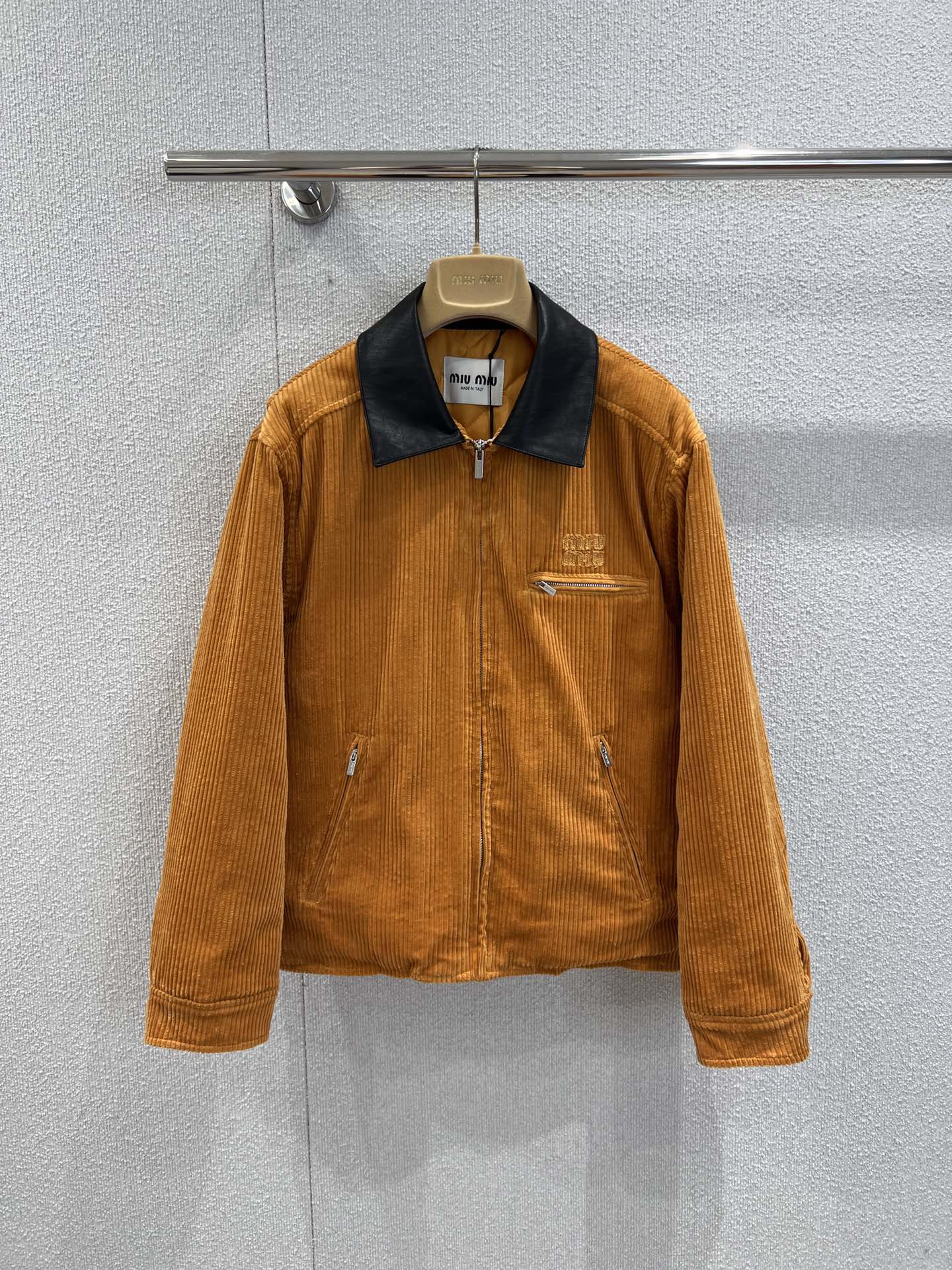 NO:474223,Supports replacement of Miumi* 25Fw autumn and winter new model Maillard style corduroy cotton coat | Exclusive high-end production!  The same style for men and women!  The patch embroidered letters are low-key and luxurious, with oversize styles. Compared with the 24 models, the neckline has been changed to a black leather color combination, which is more retro style. The inner cotton is easy to keep warm, and it is soft!  Super comfortable. S/M/L real photos for sale in stock, miumiu, versace, jackets & coats, alexander wang19860909支持换款Miumi* 25Fw秋冬新款 美拉德风灯芯绒棉衣外套丨独家高版出品！男女同款！贴布刺绣字母低调奢华,oversize版型,相比于24款做了版型上的宽松改进,领口改为了黑色皮料的色系搭配,更有复古风.内里夹棉轻松保暖零负担,软软的！超级舒服.现货发售S/M/L实拍细节图,,miumiu,versace,jackets & coats,alexander wang,Women's clothing