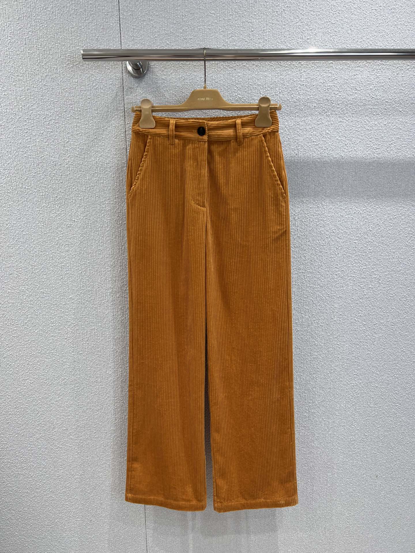 NO:475473,Support replacement Miumi* 25Fw early autumn new style, embroidered corduroy fashionable straight-leg pants | Exclusive high-end product!  Minimalist design lazy and casual high-end items. Classic mid-high waist straight-leg pants!  A pear-shaped body outfit!  Highly recommend all-purpose items!  3D three-dimensional version has a retro accent. The workmanship quality depends on the details. S/M/L real photos are available in stock, miumiu, alexander wang19860909支持换款 Miumi* 25Fw早秋新款 贴绣字母灯芯绒时髦直筒裤丨独家高版出品！极简主义设计慵懒随性的高级单品.经典中高腰直筒裤型！梨形身材的穿搭天菜！强烈推荐自留百搭单品！3D立体版型复古有腔调.做工品质看细节,现货发售S/M/L实拍细节图,,miumiu,alexander wang,Women's clothing