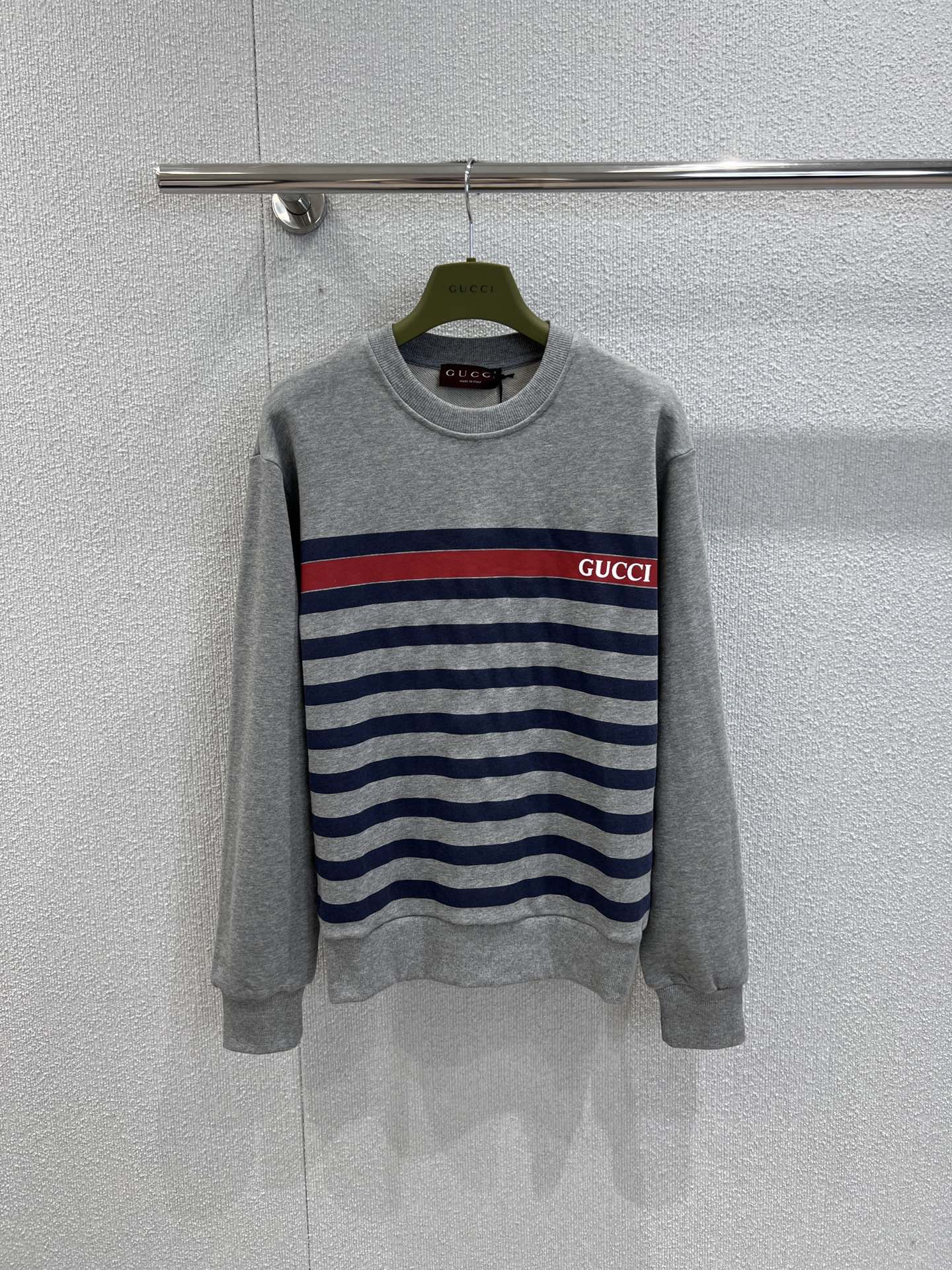 NO:474217,Support replacement Gucc* 25Fw early autumn new style, letter striped printed round neck sweatshirt丨Exclusive high-end production!  Shoulder drop-back silhouette sweatshirt cut, threaded cuffs, blue and red striped shirts, torso spliced ​​to create a delicate and coordinated atmosphere, letters on the chest, brand high-end feel, the overall style is low-key and textured, casual and fashionable, suitable for daily commuting and traveling, S/M/L real-life details pictures, gucci, hoodie, sweatshirts, shirts, alexander wang19860909支持换款 Gucc* 25Fw早秋新款 字母条纹印花圆领卫衣丨独家高版出品！落肩套头廓形卫衣剪裁 袖口螺纹包边细节 躯干拼接蓝红条纹衬衫 营造出精致协调的氛围感 胸前点缀字母装饰 品牌高级感立显 整体风格低调不失质感 穿搭休闲时髦 通勤日常出行都适配 现货发售S/M/L实拍细节图,,gucci,hoodie,sweatshirts,shirts,alexander wang,Women's clothing