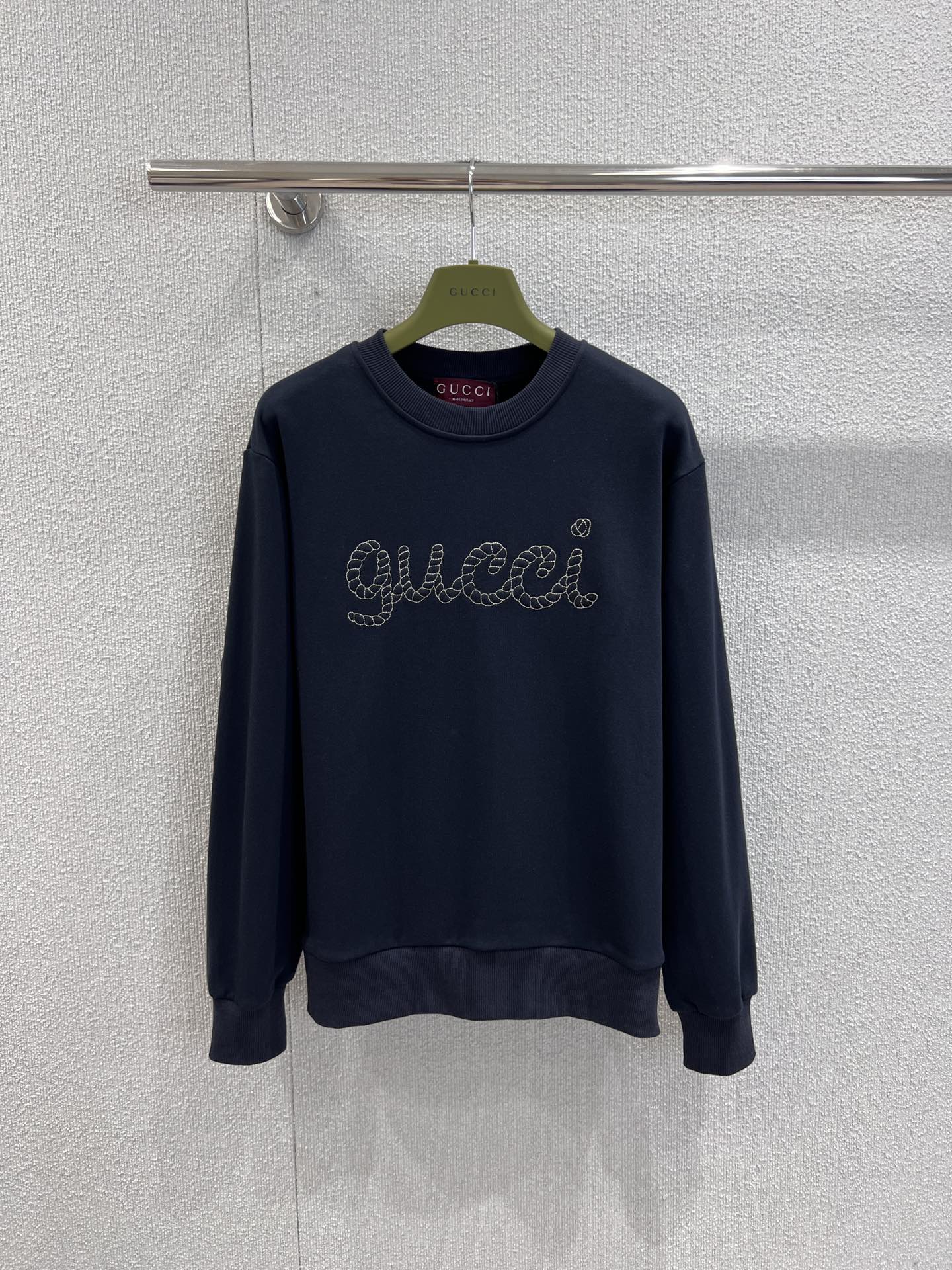 NO:475449,Support replacement Gucc* 25Fw early autumn new style, letter embroidered round neck sweatshirt丨Exclusive high-end production!  Clean and neat cut, loose and lazy style with shoulder-falling fabric, thick, straight and stylish, elastic threaded cuffs, a variety of outfits, loose and comfortable, full of casual and spicy style!  S/M/L real photos of S/M/L on spot sale, gucci, hoodie, sweatshirts, alexander wang19860909支持换款 Gucc* 25Fw早秋新款 字母刺绣圆领卫衣丨独家高版出品！干净利落的裁剪,落肩宽松慵懒版型 面料厚实挺阔有型,袖口弹力螺纹设计 多种穿搭 宽松舒适无束缚感,满满的随性酷辣风！现货发售S/M/L实拍细节图,,gucci,hoodie,sweatshirts,alexander wang,Women's clothing