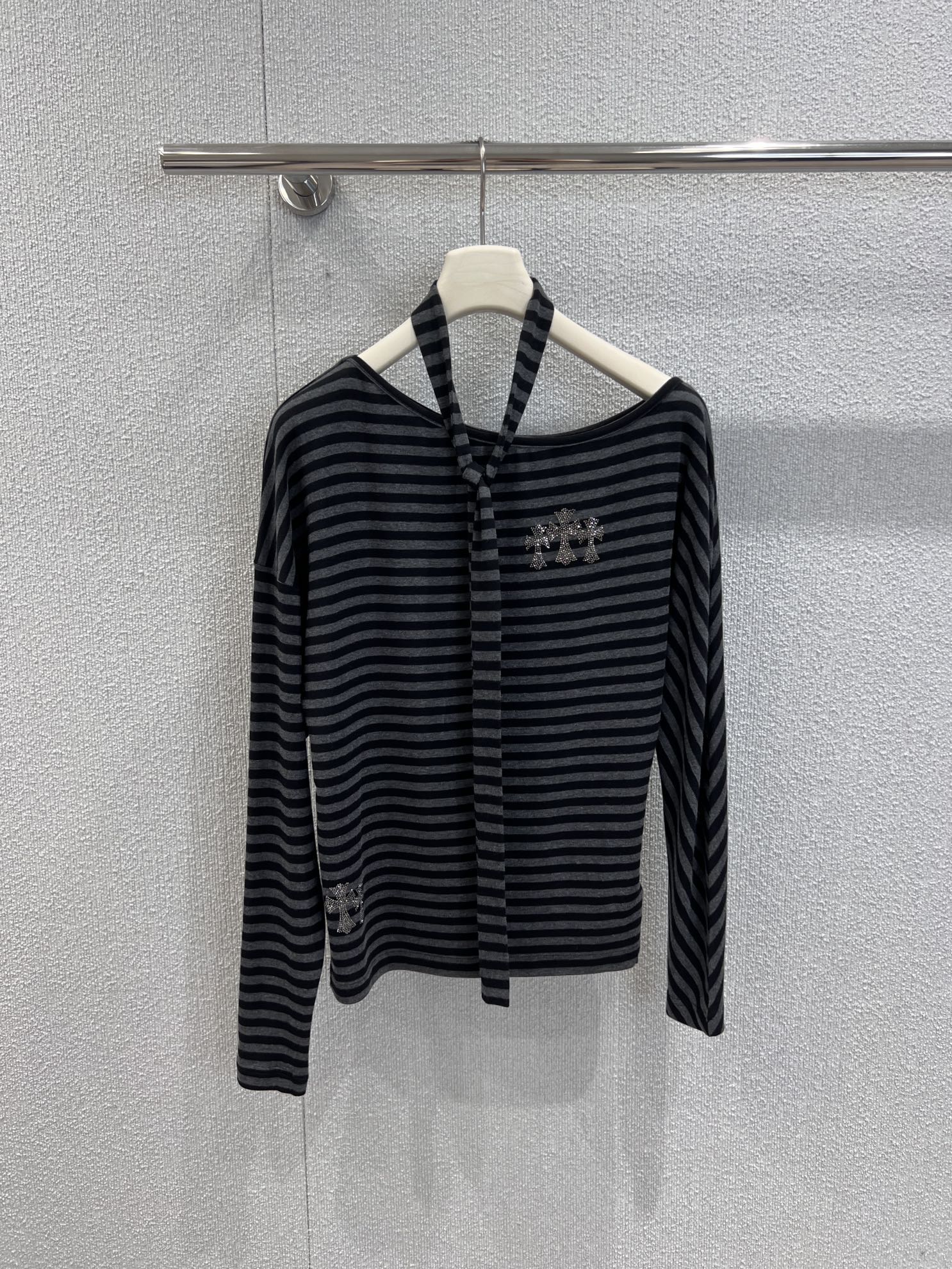 NO:475483,Supports replacement Chorme heart* 25Fw early autumn new style, off-shoulder Tennis wool striped base shirt丨Exclusive high-end production!  Heavy Industry Crystal Cross with super beautiful wool striped base shirt, a series that feels comfortable in the cloud!  Whoever wears the upper body feels comfortable!  The fabric is super elastic!  Classic colors are both daily and high-end, and are a must-have for daily outfits!  S/M/L real photos of S/M/L, alexander wang19860909支持换款 Chorme heart* 25Fw早秋新款 斜肩天丝羊毛条纹打底衫丨独家高版出品！重工烫钻十字架超好看羊毛条纹打底衫 云感舒适的系列！上身的触感谁穿谁知道的舒服！烫钻字母设计 面料弹力超级好！经典颜色都是日常又高级,日常穿搭必备！现货发售S/M/L实拍细节图,,alexander wang,Women's clothing