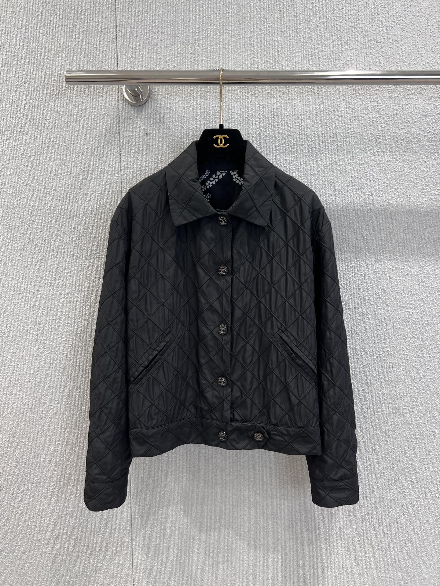 NO:475454,Supports replacement Chane* 25m cocobeach series new style diamond plaid jacket | Exclusive high-end production!  Lapel jacket jacket design, diamond embossed throughout, double-sided large-capacity pockets add practicality to wear, iconic rhinestone double C logo decoration on the front, presenting brand concept, hem, controllable and elastic, light and fashionable upper body, fit and stylish, fashionable and stylish, S/M/L real-life details pictures, chanel, jackets & coats, jackets & coats, alexander wang19860909支持换款 Chane* 25m cocobeach系列新款 菱格纹外套丨独家高版出品！ 翻领夹克外套设计 通体采用菱形压纹造型 双侧大容量口袋增添穿搭实用性 前襟标志性水钻双C徽标装饰 呈现品牌理念 下摆增添调节扣细节 随意可控松紧 上身轻盈时尚 穿搭贴合有型 时髦洋气 现货发售S/M/L实拍细节图,,chanel,jackets & coats,jackets & coats,alexander wang,Women's clothing