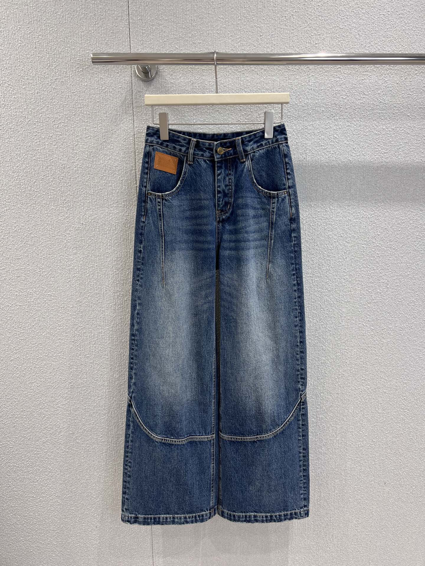 NO:475517,Support replacement MaisonMargi*la 25Fw early autumn new style Pocket digital leather brand jeans | Exclusive high-end production!  Twill cotton denim material, craft washing treatment, pocket leather labels present three-dimensional OEM pattern, customized surface accessories, elegant and elegant, straight trousers cut, bone position lines complement each other, back highlight waist lines, fashionable and eye-catching, daily commuting, can be matched with any item, S/M/L real-life details pictures, jeans, alexander wang19860909支持换款 MaisonMargi*la 25Fw早秋新款 口袋数字皮牌牛仔裤丨独家高版出品！斜纹棉牛仔材质 工艺洗水处理 口袋皮牌呈现立体做贴牌图案 定制面辅料 高雅显气质 直筒长裤剪裁 骨位线条呼应相得益彰 后凸显腰部线条 时髦吸睛 日常通勤都 可搭配任何单品 现货发售S/M/L实拍细节图,,jeans,alexander wang,Women's clothing