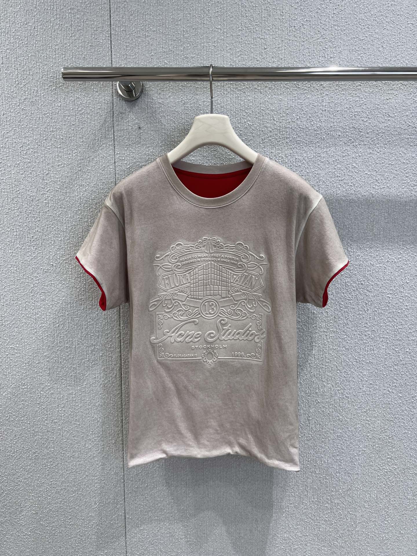 NO:474190,Support replacement AcneStudio* 25Fw early autumn new color-blocked embossed logo short-sleeved T-shirt | Exclusive high-end production!  Contrast color design is super eye-catching and three-dimensional embossed logo. Super texture, simple and yet design-like. The basic style looks high-end. The style is super slim. Whether it is a straight or a slightly fat figure, you can wear your own style. S/M/L real-life details pictures are available in stock, acne studios, dior, T-shirt, tees, t-shirt, alexander wang19860909支持换款 AcneStudio* 25Fw早秋新款 拼色压花徽标短袖T恤丨独家高版出品！撞色设计超吸睛立体压花 Logo 超有质感,简约又不失设计感,基础款穿出高级范儿 而且版型超级显瘦,无论是直筒还是微胖的身材,都能穿出属于自己的风格现货发售S/M/L实拍细节图,,acne studios,dior,T-shirt,tees，t-shirt,alexander wang,Women's clothing