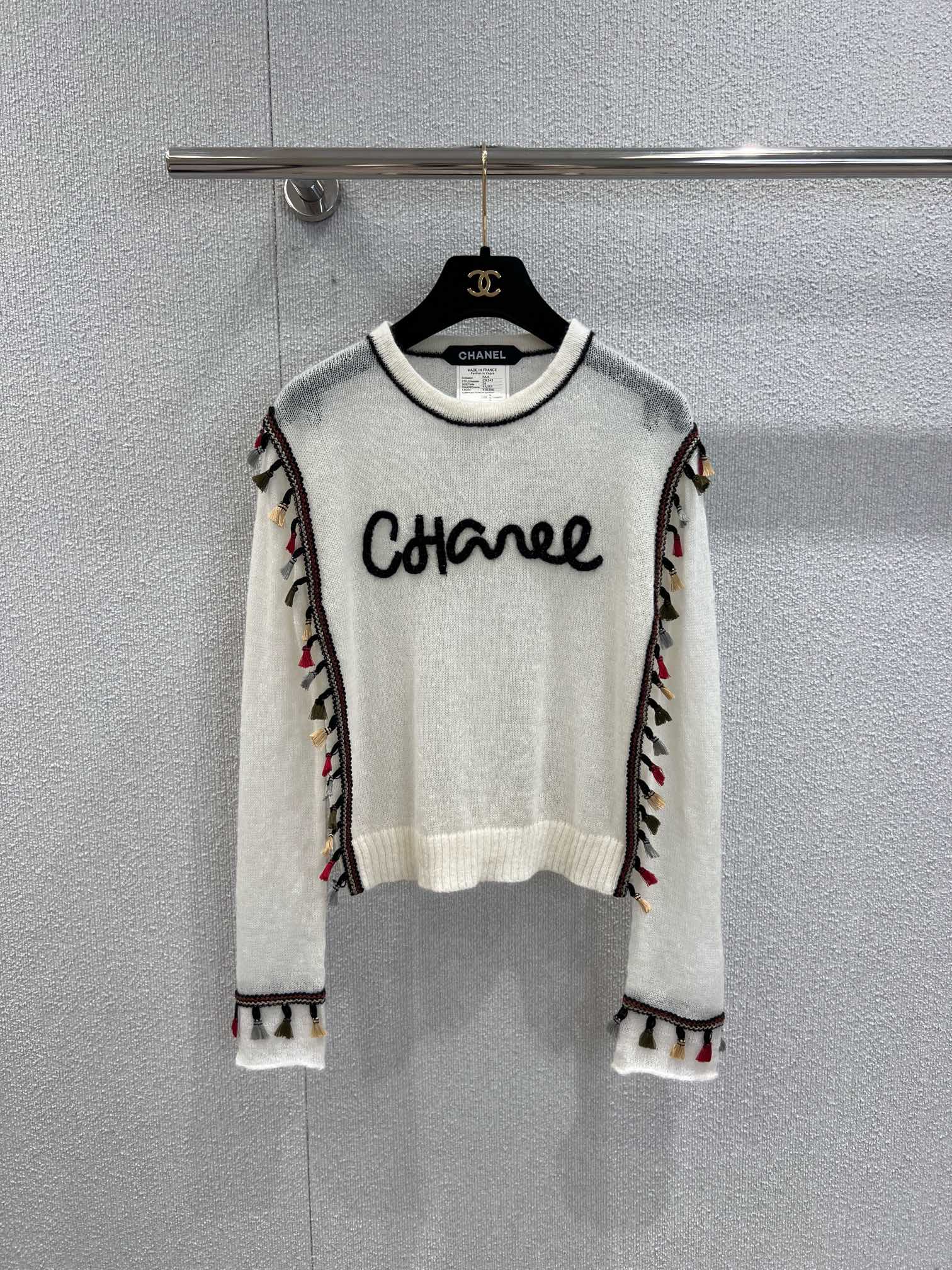 NO:475464,Support for replacement Chane* 25A high-end handicraft new style, tassel pullover knitted sweater丨Exclusive high-end production!  The good textured round neck design that can be seen at a glance reduces age and adds a bit of casualness!  It is very versatile when worn alone or layered in a down coat. In this season, this sweater is a must-have item that needs no need to mention. The right fit and fit jeans can be worn to create a good body proportion. S/M/L real-life details pictures are available in stock, chanel, jeans, sweaters, down jacket, alexander wang19860909支持换款 Chane* 25A高级手工坊新款 流苏套头针织毛衣丨独家高版出品！一眼就看出的好质感圆领设计减龄又增添了几分休闲随性！ 单穿或者叠穿在羽绒大衣里面都很百搭 在这个季节里 这件毛衣就是无需多说的必备单品恰到好处的版型搭配卫裤或者工装牛仔裤 都能穿出好的身材比例 现货发售S/M/L实拍细节图,,chanel,jeans,sweaters,down jacket,alexander wang,Women's clothing