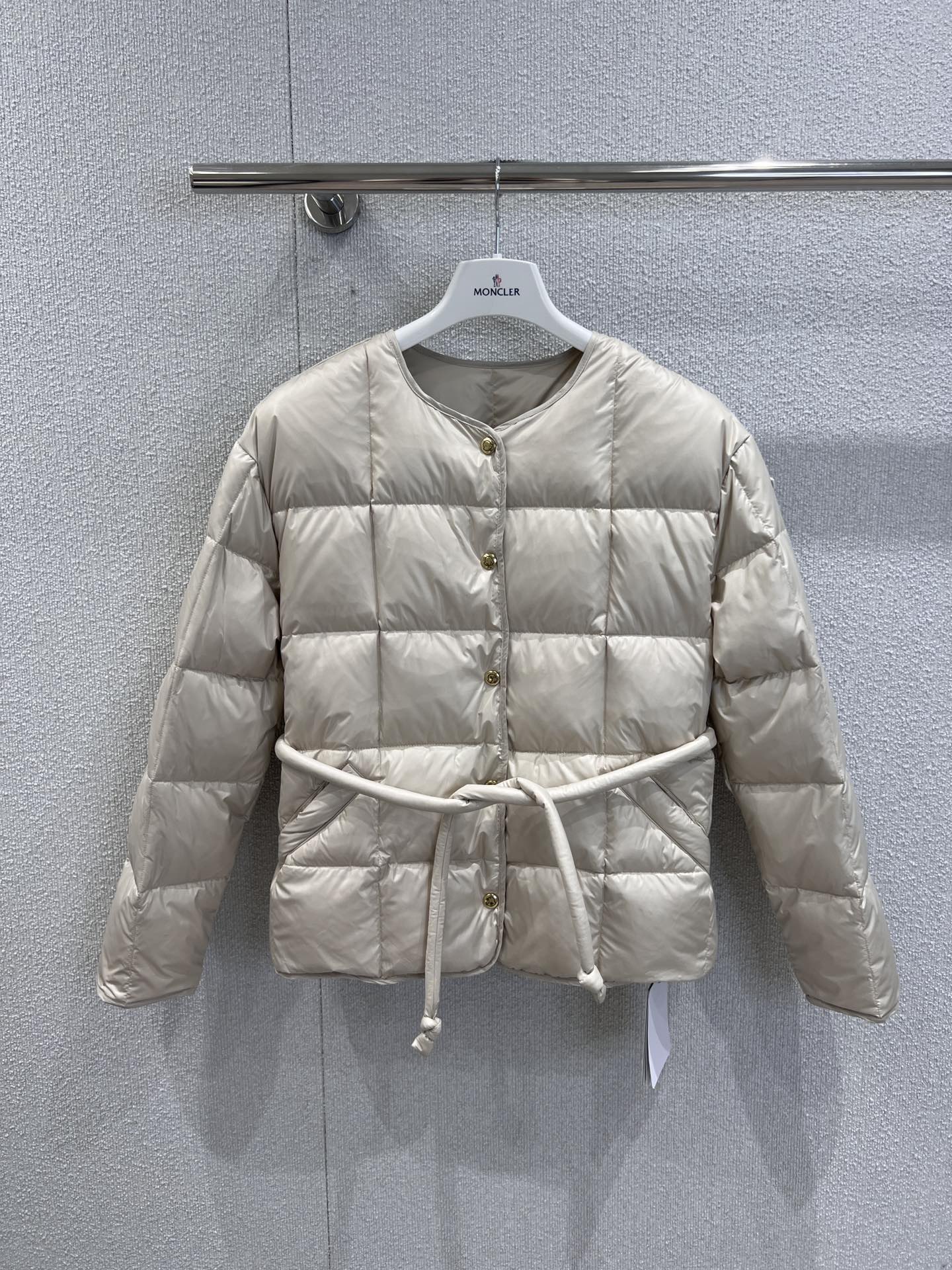 NO:474214,With dust bag Moncl*r 25Fw autumn and winter new style, tied belt jacket down jacket | Exclusive yb development!  High-end production!  White goose velvet fills the inner part, light and warm, snap placket design, checkered embossed throughout, pocket hand warming increases capacity, rich and practical design, waist lace adjustment and tightness adjustment, fit and inclusive, full of details, showing low-key and high-end sense, side badge icon, successfully displays quality, get rid of dullness, integrates warmth and fashionable, S/M/L real-life details pictures on sale,, jackets & coats, jackets & coats, down jacket, alexander wang19860909配防尘袋 Moncl*r 25Fw秋冬新款 绑结腰带夹克羽绒服外套丨独家yb开发！高版出品！白鹅绒填充内里 整件轻盈保暖 按扣开襟设计 通体采用方格压纹 口袋暖手增大容量 设计丰富实用 腰间系带调节松紧更合身包容 细节满满 彰显低调高级感 侧面徽章图标 成功展现品质 摆脱沉闷 集保暖与时髦一体 现货发售S/M/L实拍细节图,,jackets & coats,jackets & coats,down jacket,alexander wang,Women's clothing