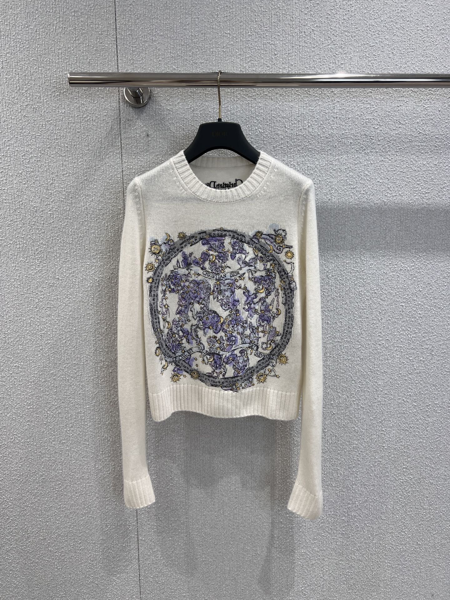 NO:474180,Support for replacement Dio* 25Fw autumn and winter new style, flower lucky star compass pattern embroidered cashmere sweater丨Exclusive yb development!  High-end production!  The quality of imported cashmere yarn is excellent!  Swiss machine full-frame heavy industry multi-color positioning embroidery craft flower series is super beautiful. White, rich and beautiful must be included!  Luxury high-end items, classic versatile style, elegant and age-reducing girlish style. They look good with gauze skirts and jeans. S/M/L real-life details pictures on sale, dior, skirts, jeans, sweaters, alexander wang19860909支持换款 Dio* 25Fw秋冬新款 花卉幸运星罗盘图案刺绣山羊绒毛衣丨独家yb开发！高版出品！进口山羊绒纱线质量超赞！瑞士机满幅重工多色定位刺绣工艺花系列超美.白富美必入！奢华高级单品,经典百搭版型气质优雅减龄少女风.搭配纱裙牛仔裤都好看.现货发售S/M/L实拍细节图,,dior,skirts,jeans,sweaters,alexander wang,Women's clothing